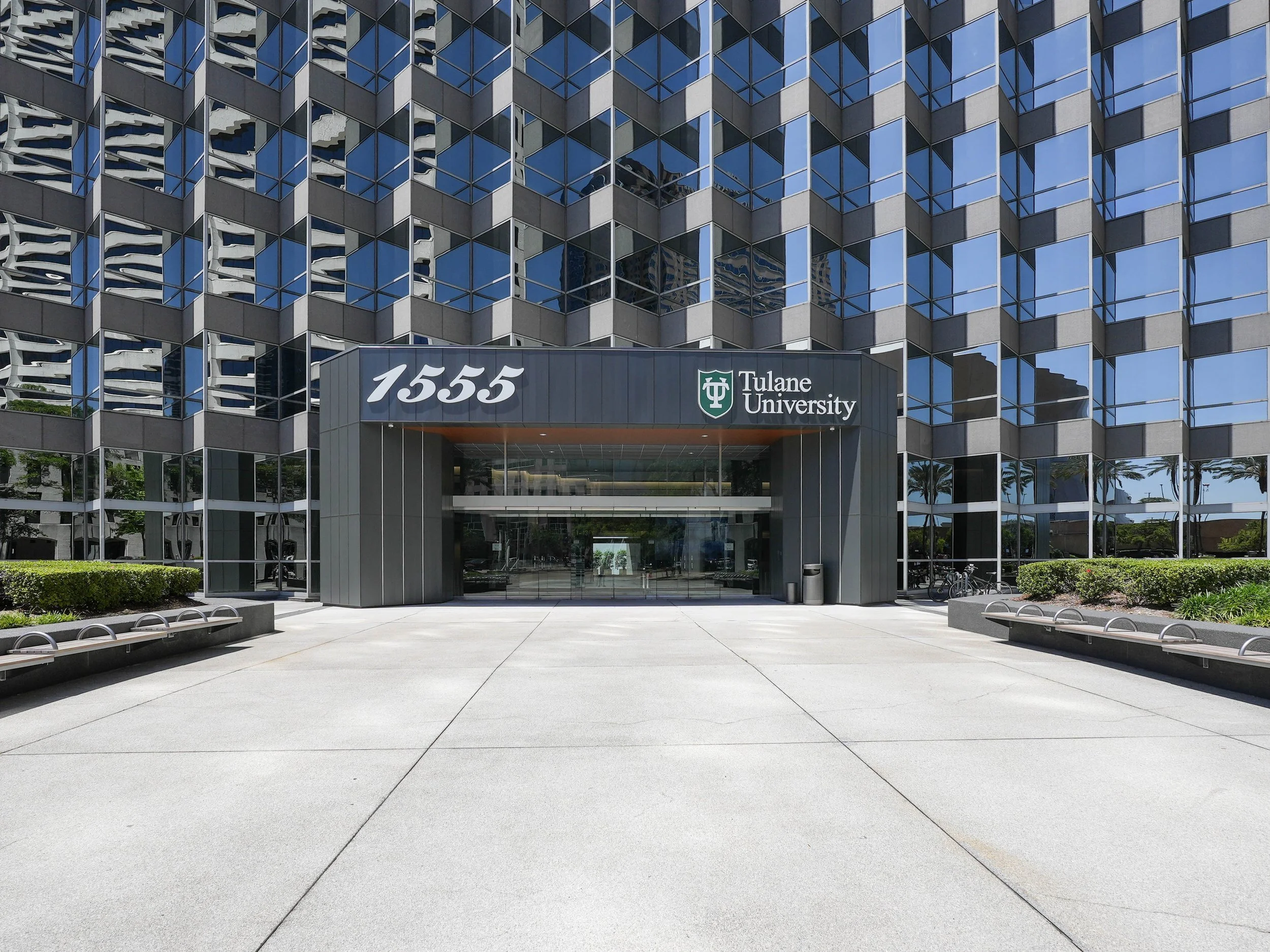 1555 Poydras Lobby & Exterior
