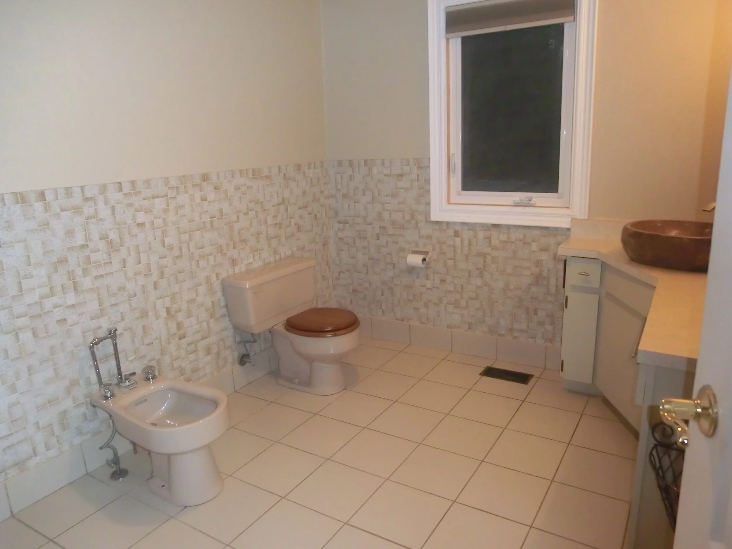 Before picture of outdated bathroom in Komoka, Ontario, before renovation by Burcon Construction.