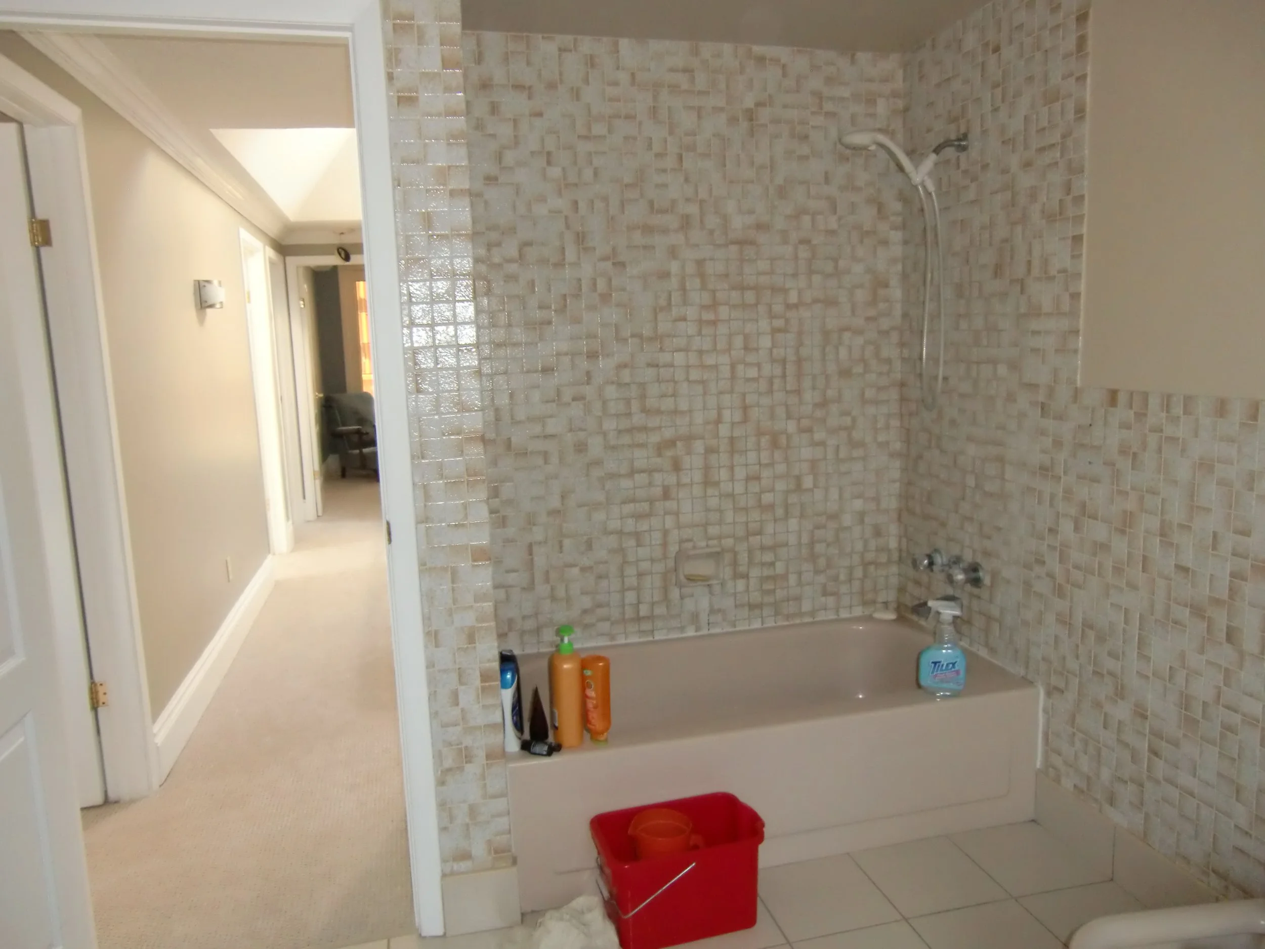 Before picture of outdated bathroom and bathtub in Komoka, Ontario, prior to renovation by Burcon Construction.