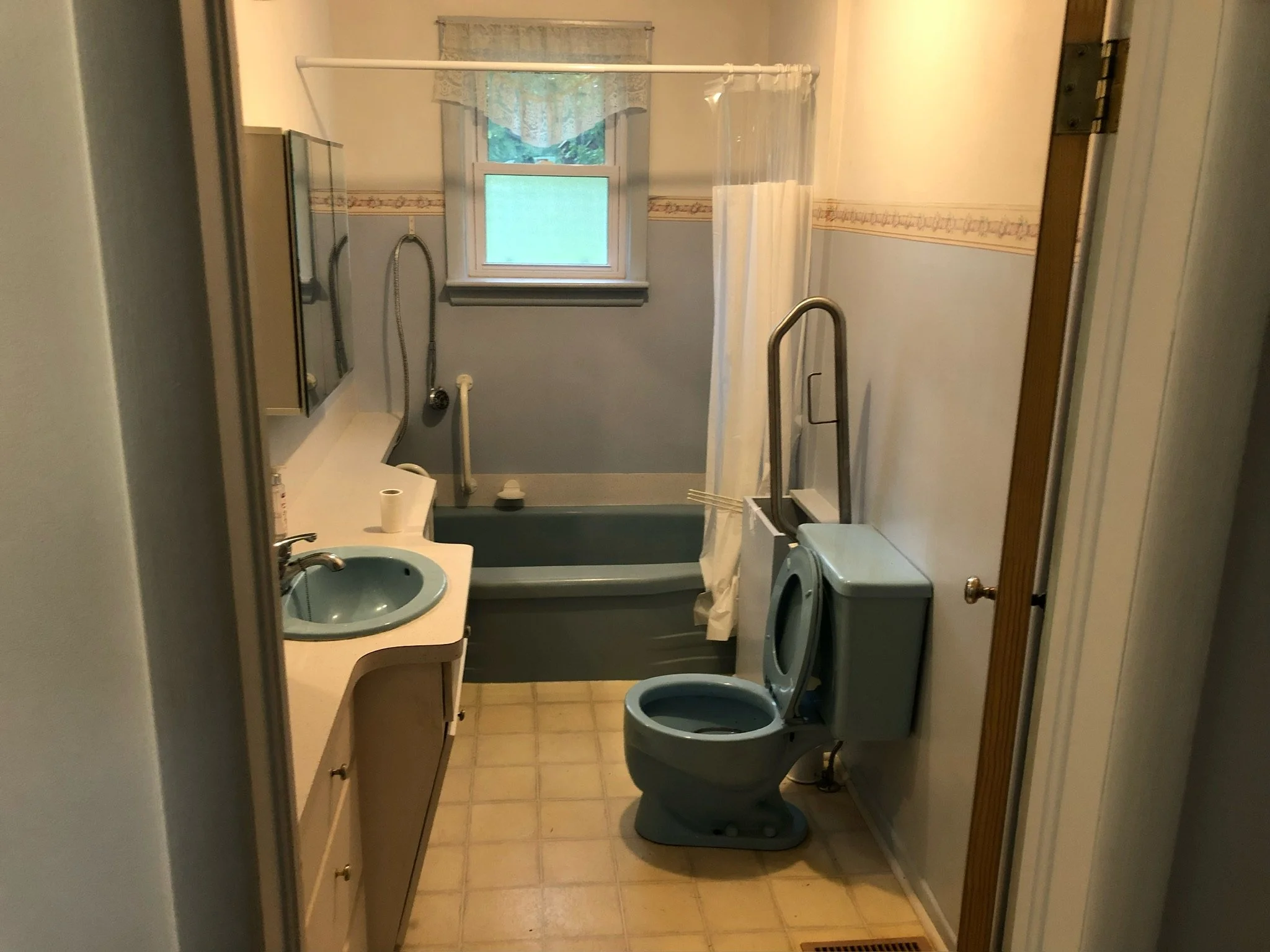 Before picture of outdated bathroom in Komoka prior to renovation by Burcon Construction, illustrating the need for improvement.