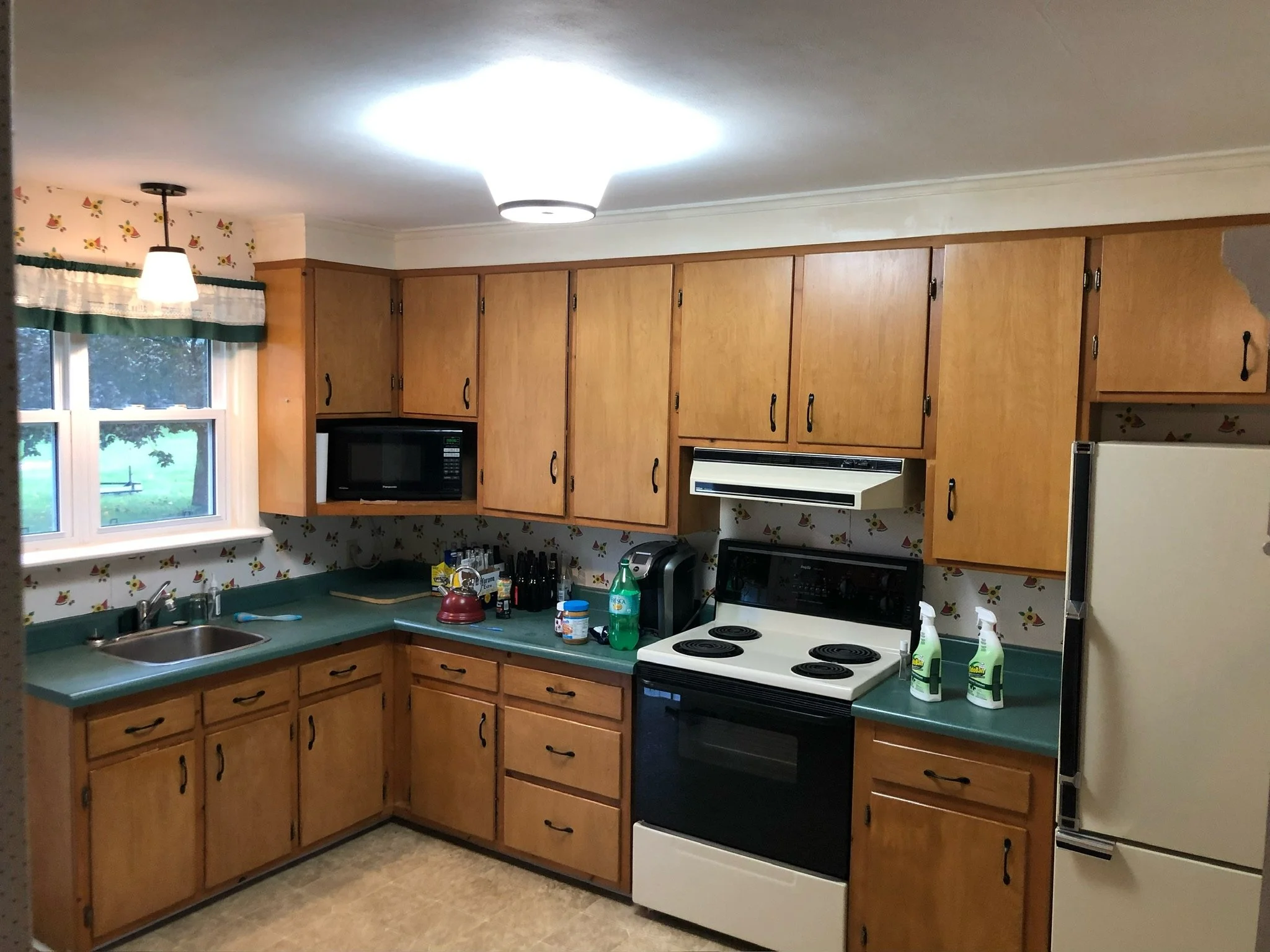 Before picture of outdated kitchen in Komoka prior to renovation by Burcon Construction, emphasizing the need for an upgrade.