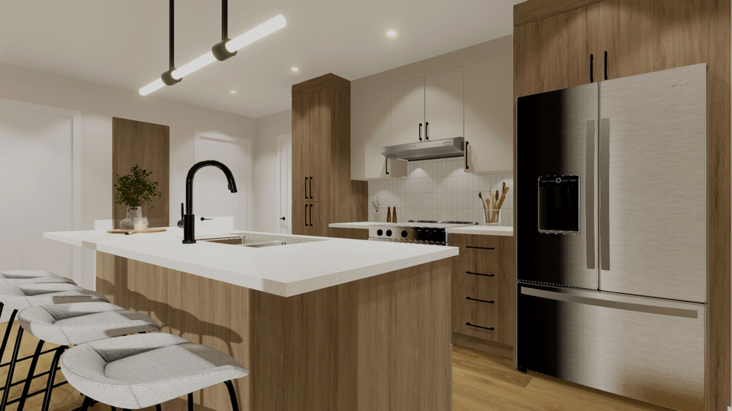 Cuisine moderne avec îlot central en bois et plan de travail blanc, évier noir, réfrigérateur en acier inoxydable, armoires en bois clair et blanche, éclairage suspendu