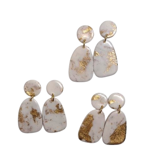 KÄsintehdyt valkoisen MANTA korvakorut kultaisilla yksityiskohdilla KAADOdesign Sodankylä tialustyö.