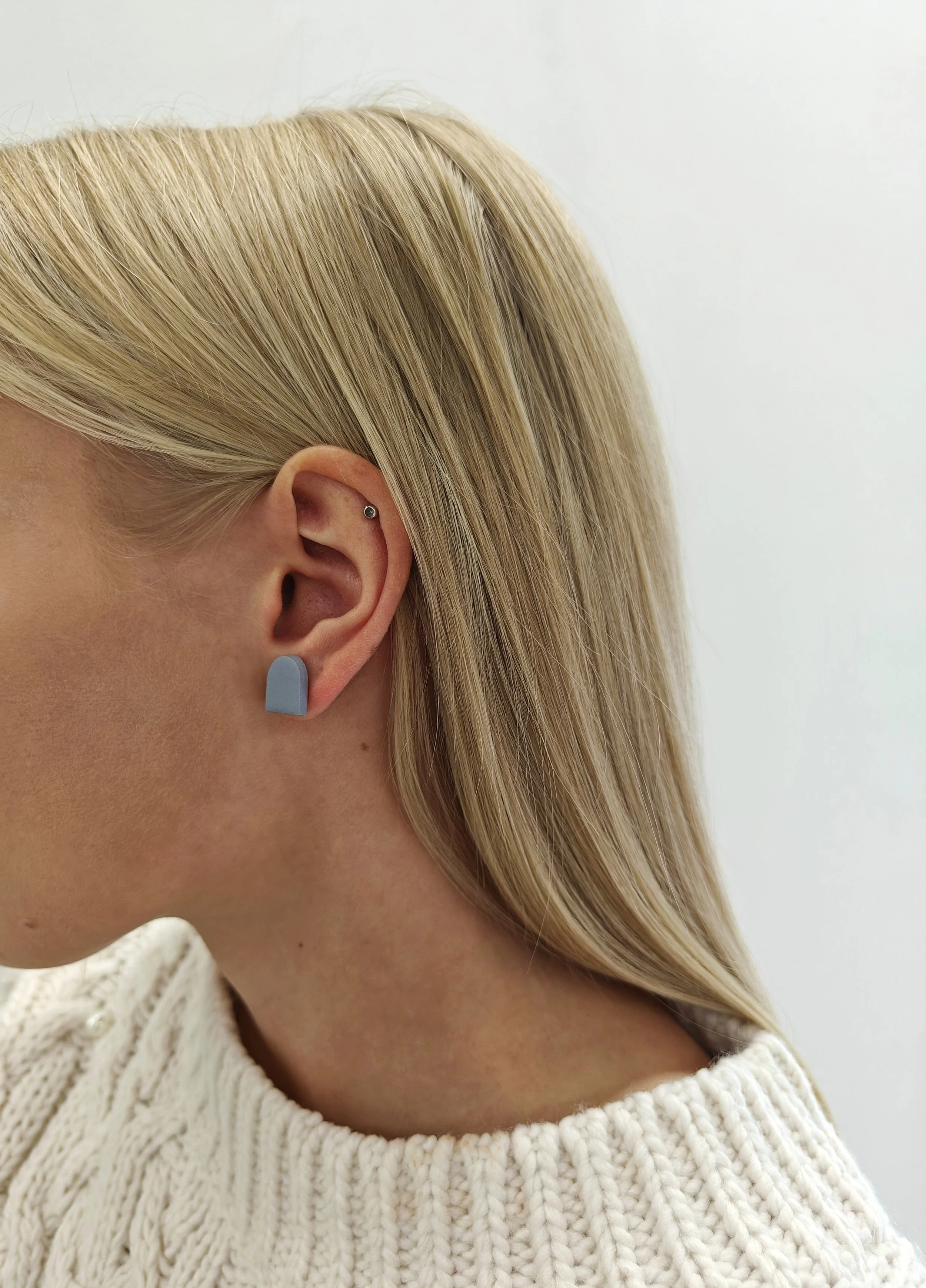 Puolikaaren muotoiset käsintehdyt korvakorut SANIA KAADOdesign BEETI.jpg