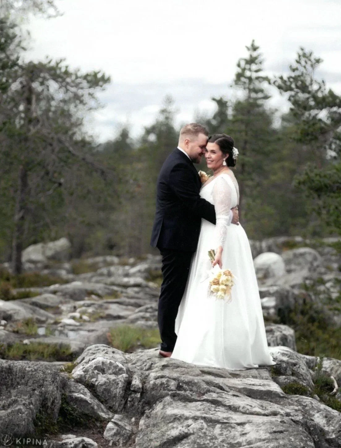 Hääpari. Tilaustyönä tehdyt kullanväriset MANTA korvakorut kultaisilla yksityiskohdilla.