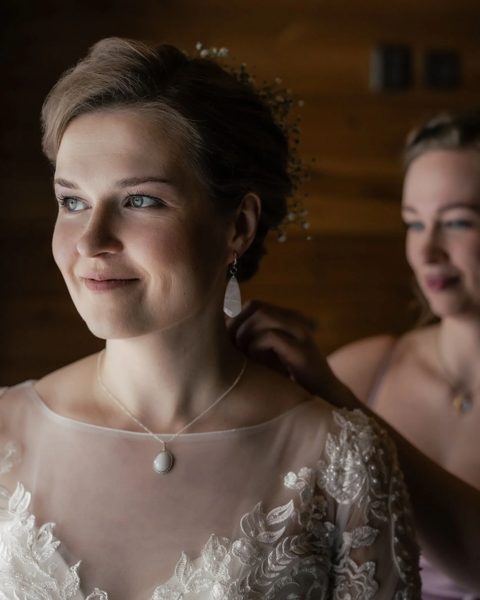 Nainen ystävänsä kanssa, pukeutuneina hääpukuun ja tilaustyönä tehtyihin hääkoruihin, valmistautumassa hääseremoniaan.