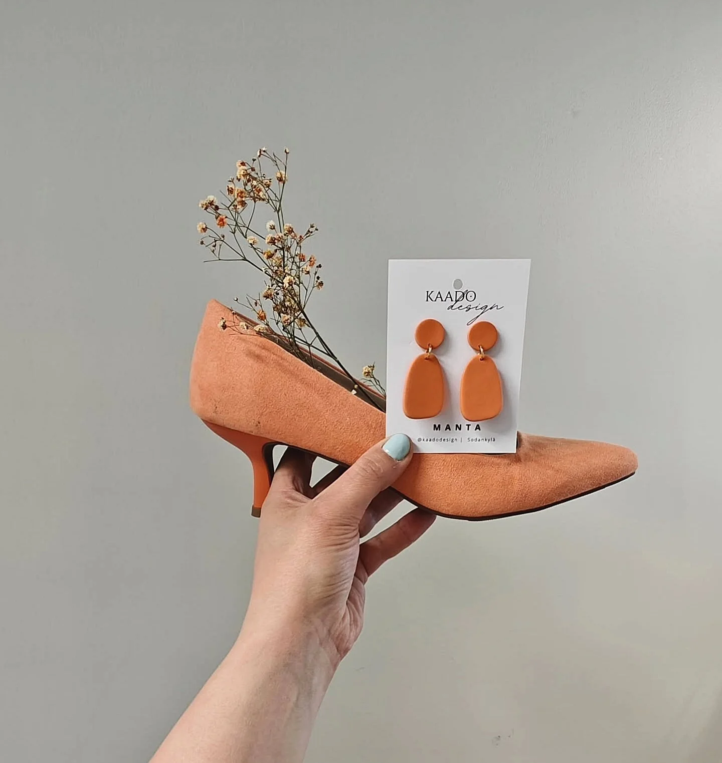 oranssit tilaustyökorvakorut kaadodesign