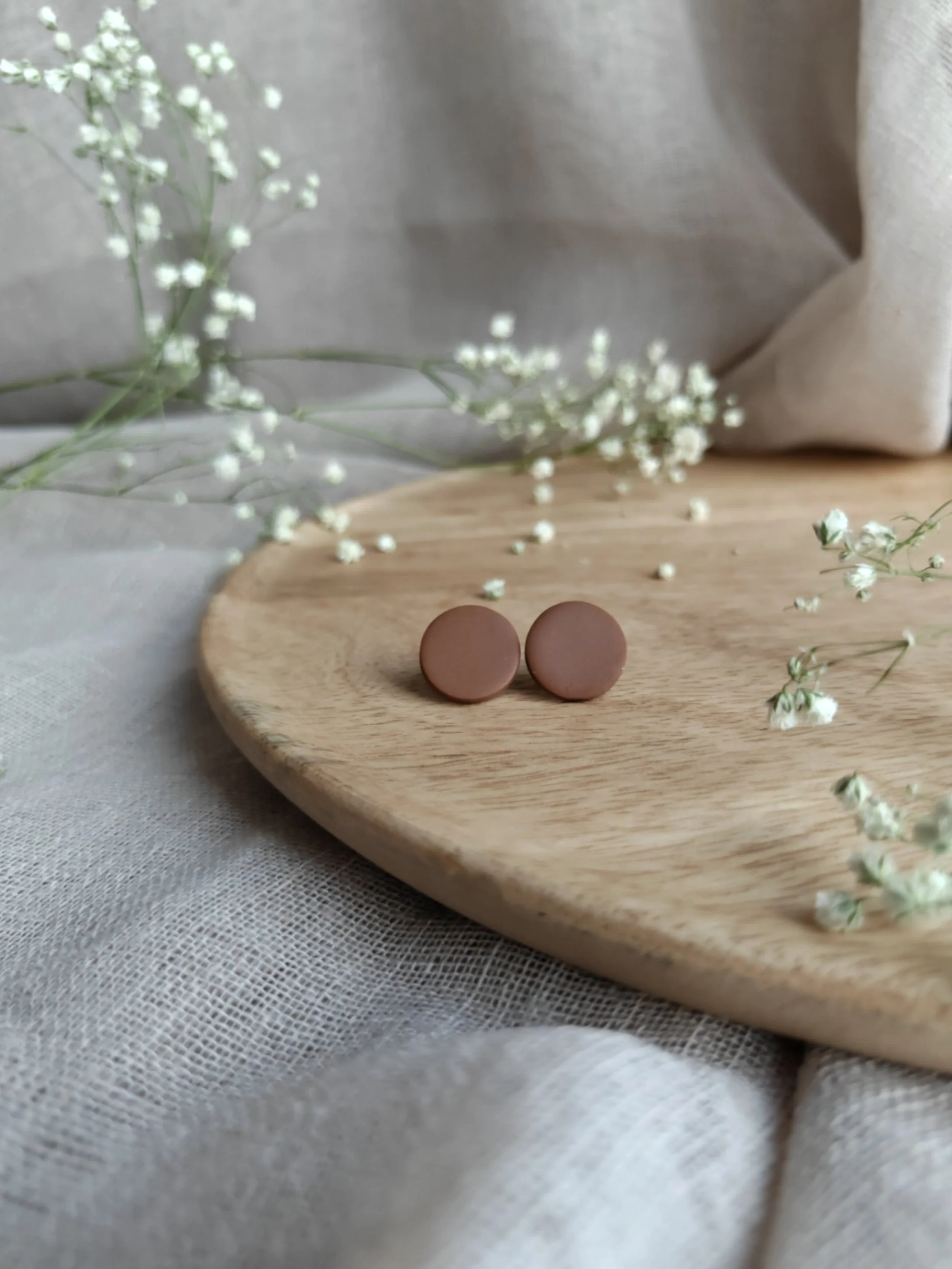 SANIA —yksiväriset pyöreät nappikorvakorut