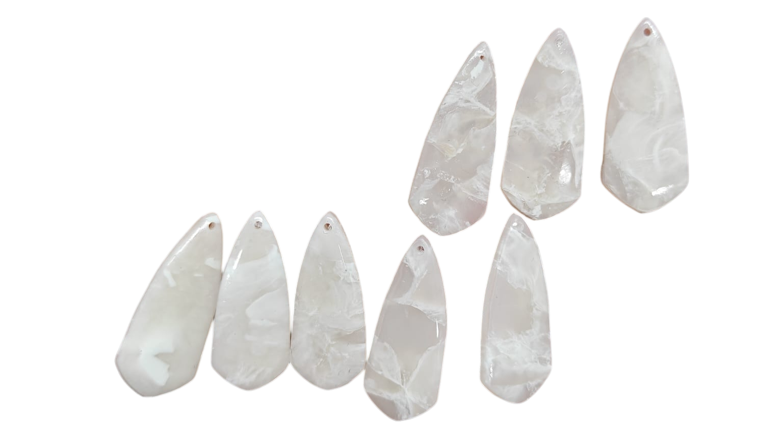 Käsintehdyt korvakorut morsiamelle, KAADOdesign tilaustyö, valkoiset jäiset marmorikorvakorut.