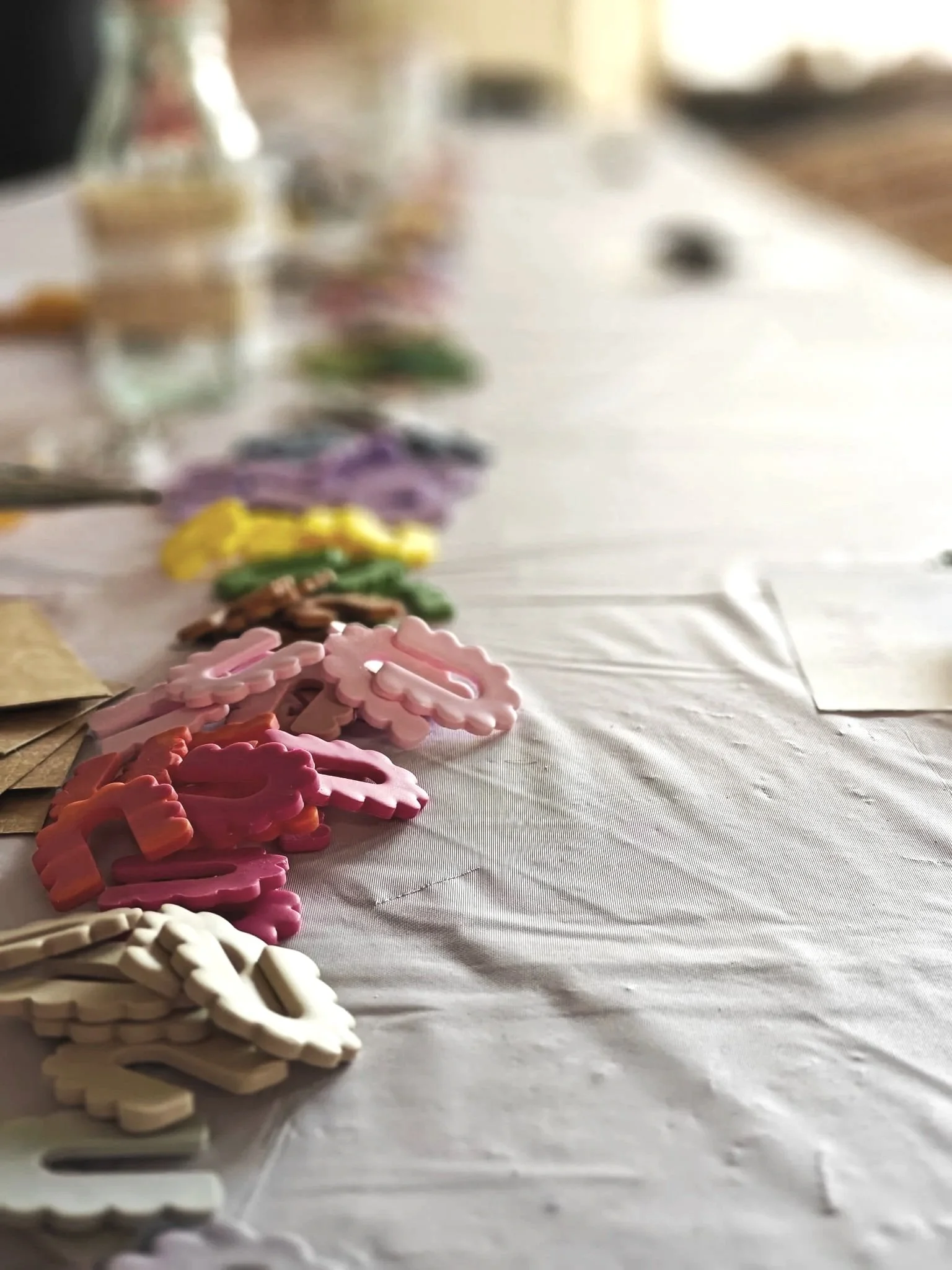 Korupaja Sodanylässä kasauspaja, värikkäät korunosat KAADOdesign