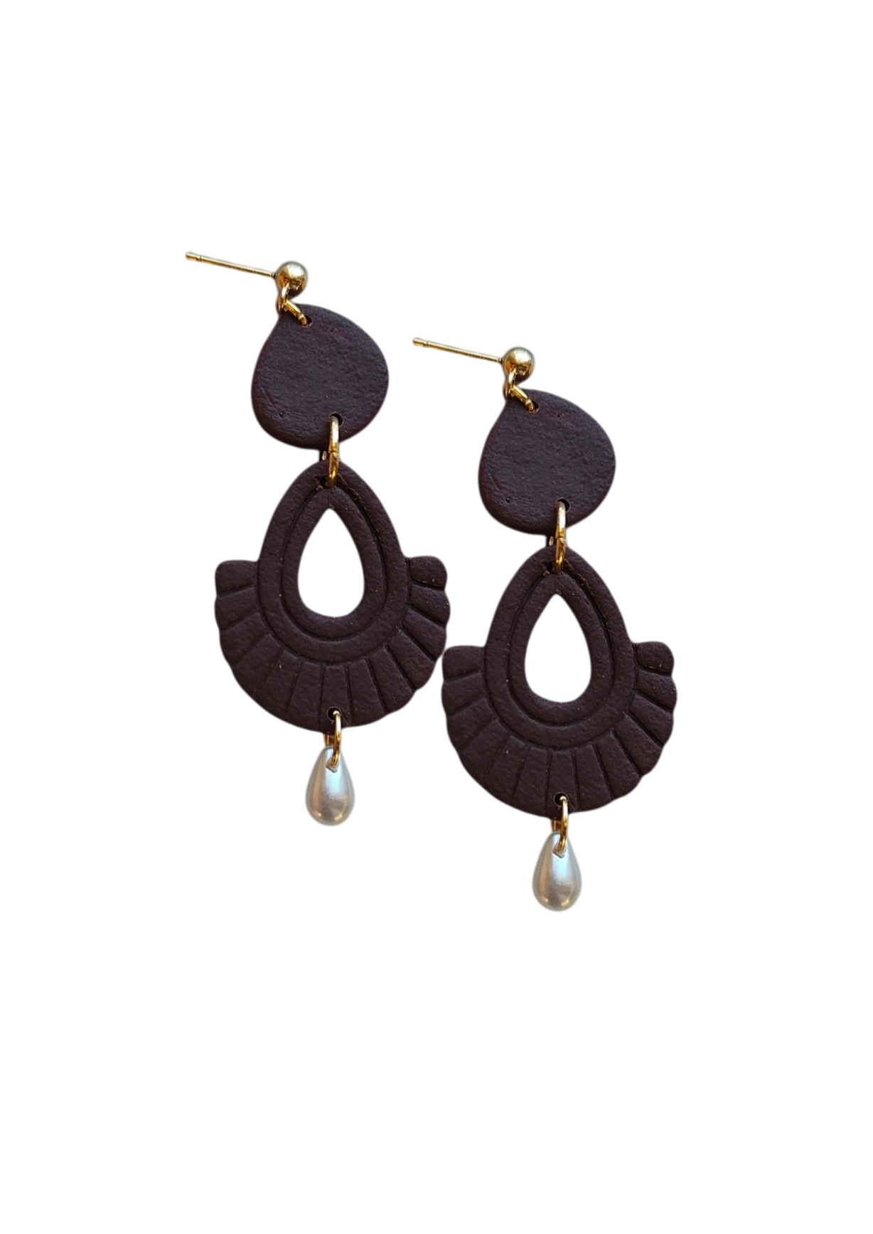 Korupajassa tehdyt roikkuvat korvakorut kultaisilla pallotappikiinnityksellä. alaosassa helmi KAADOdesign korupaja