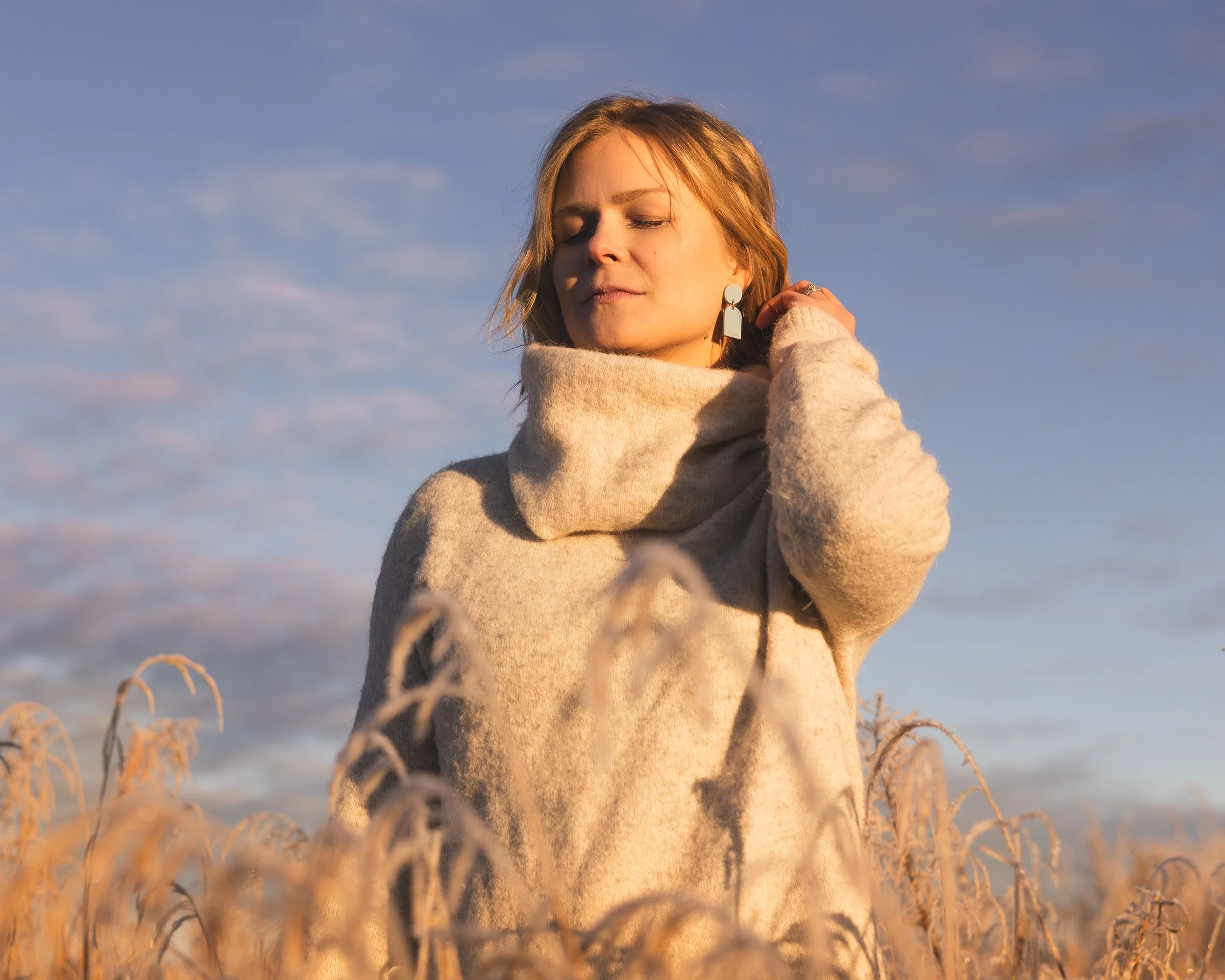 MIILI — yksiväriset roikkuvat korvakorut