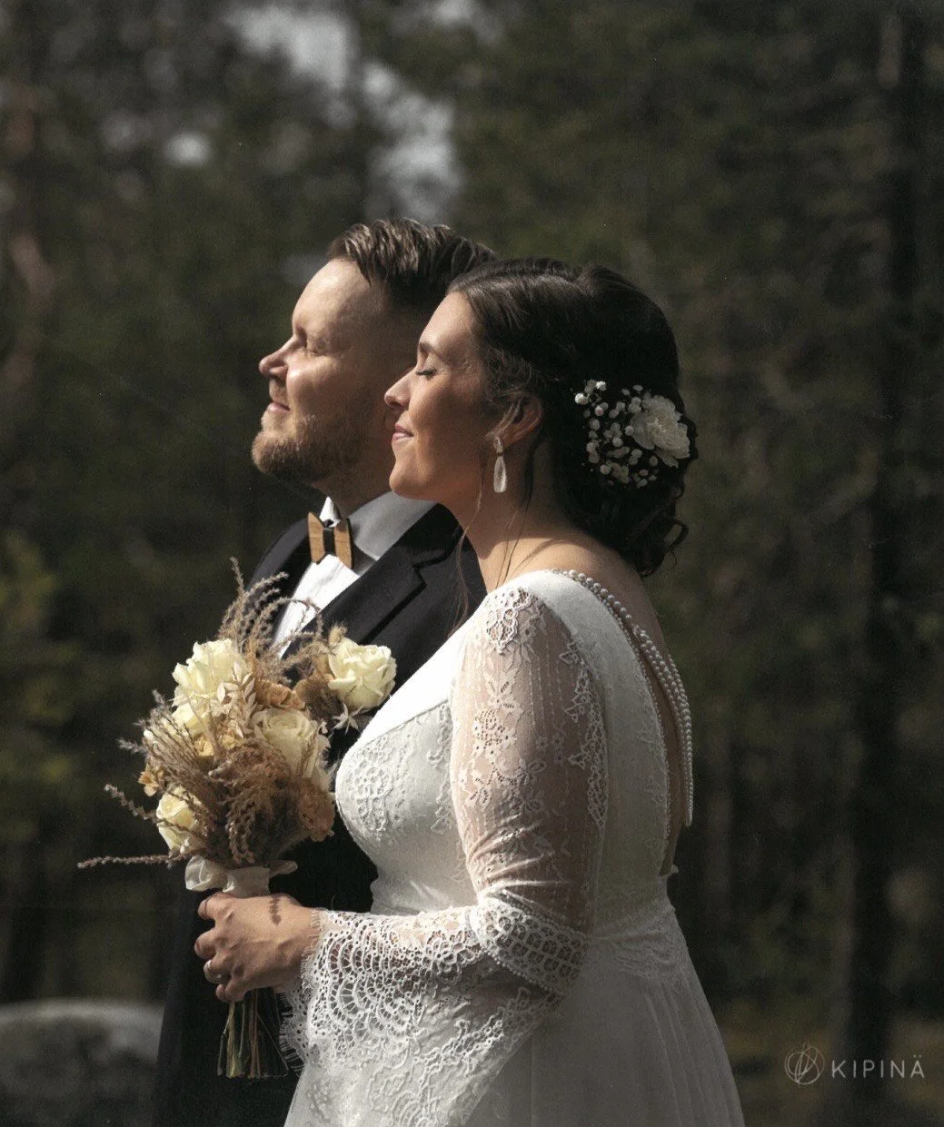 tilaustyönä asiakkaalle valmistetut korvakorut omien väritoiveiden mukaan