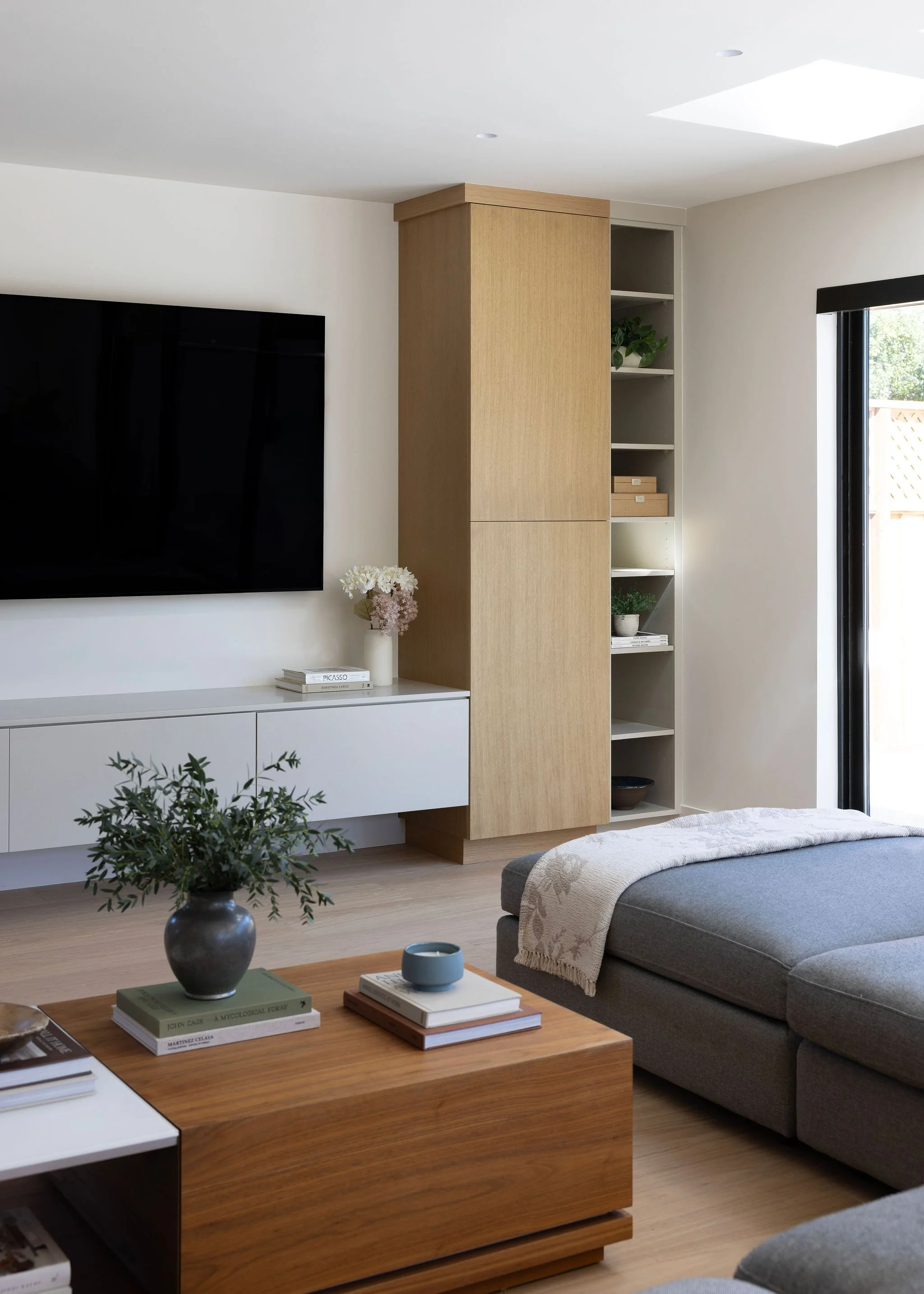 Studio Lunarey - High End - Modern Contemproray Entertainment Room Design.jpg