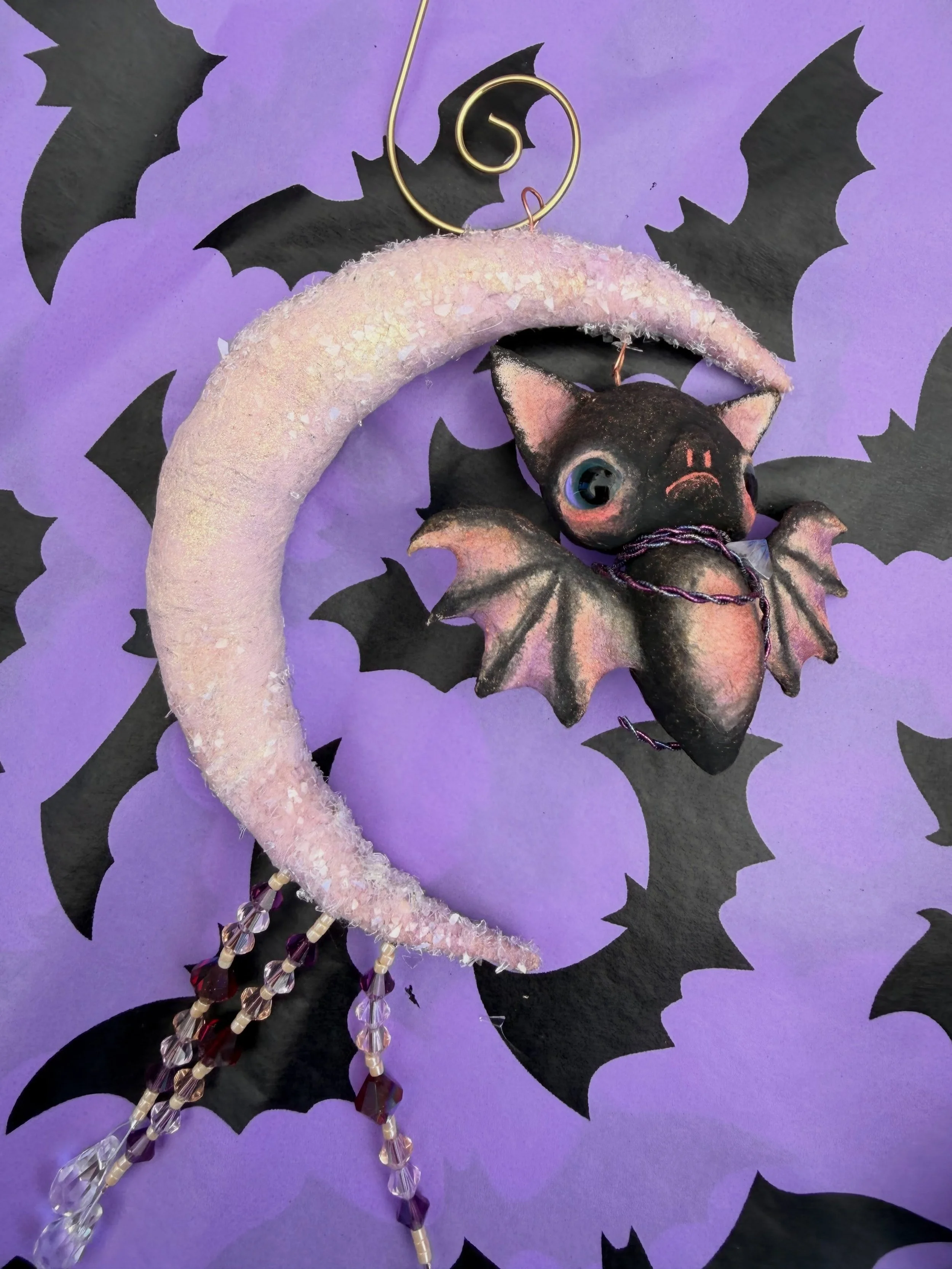 Tiny bat in a moon!  Flew away yesterday!  Along with the mouse witch friend (from the button mouse series)!!!!
#lichenlane #spuncotton #bat #mousewitch
