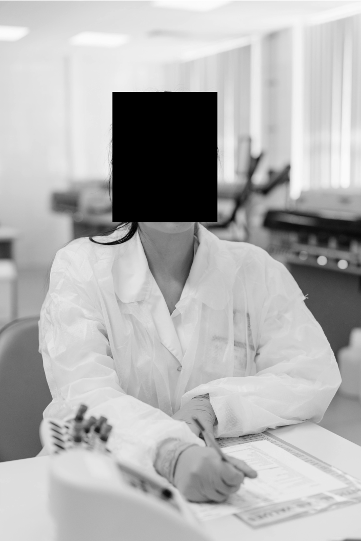 Uma foto a preto e branco de uma mulher com a cara censurada por um quadrado preto. Esta mulher era a Dr. Jane Thompson uma personagem do analog horror que foi cancelado.