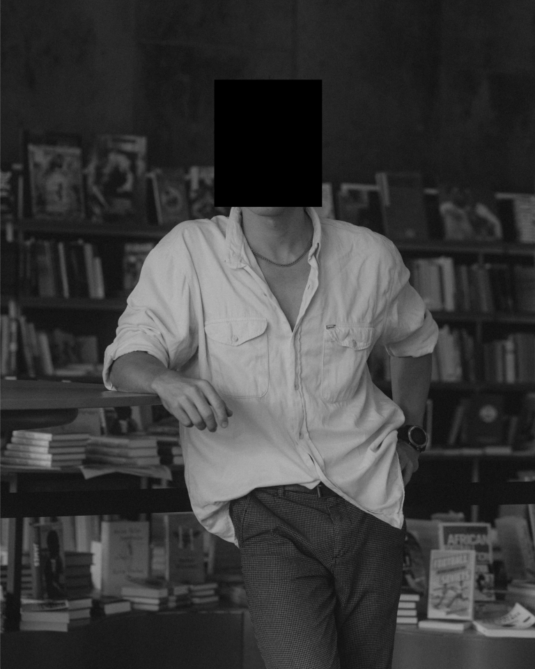 Um rapaz a preto e branco com a cara censurada por um quadrado preto que seria uma representação minha para apresentação autoral no analog horror que foi cancelado.