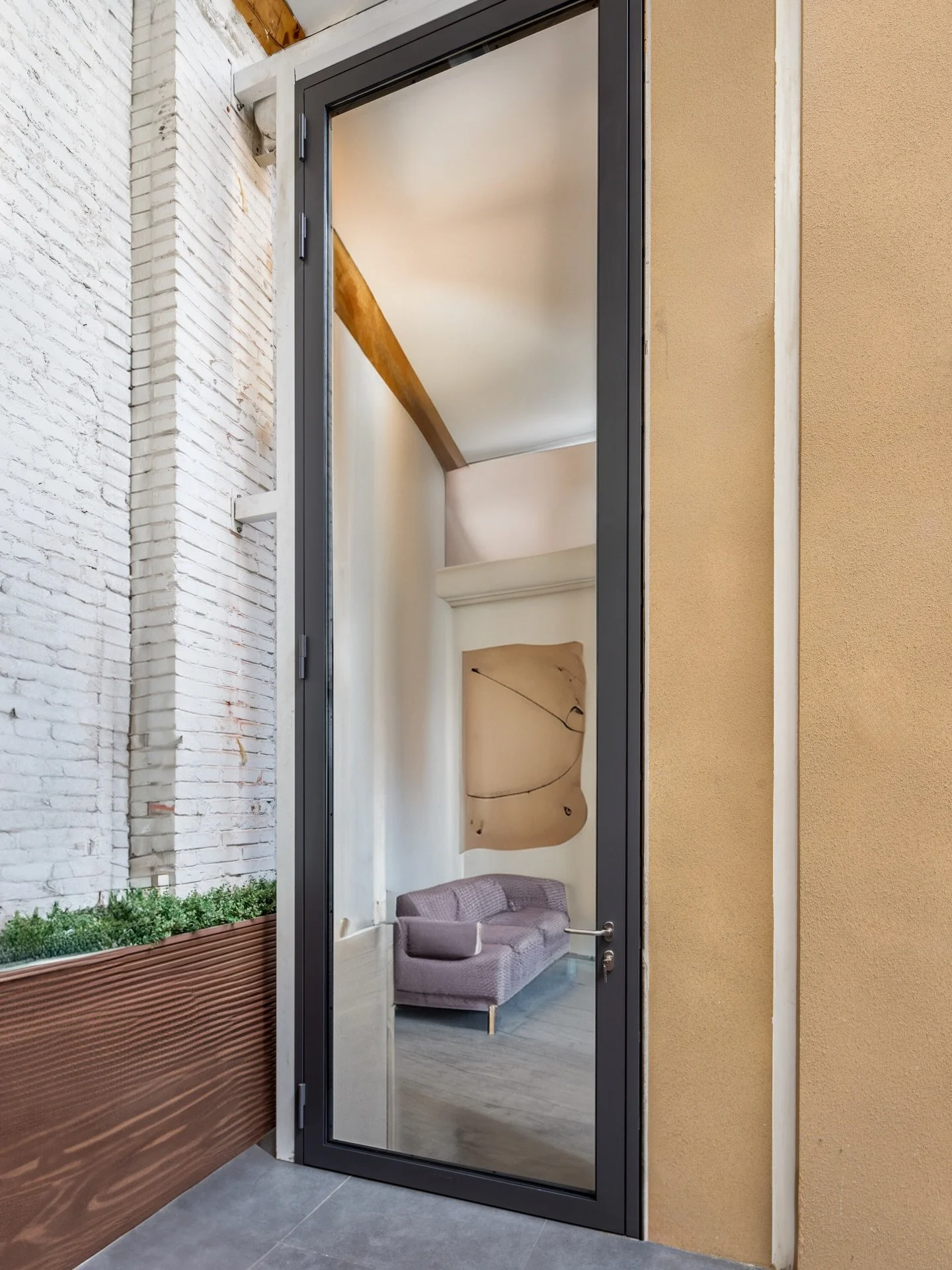 🚪Product Spotlight: The 70SD 55 steel swing door features a slim profile and full-height glass for a sleek, minimal finish.