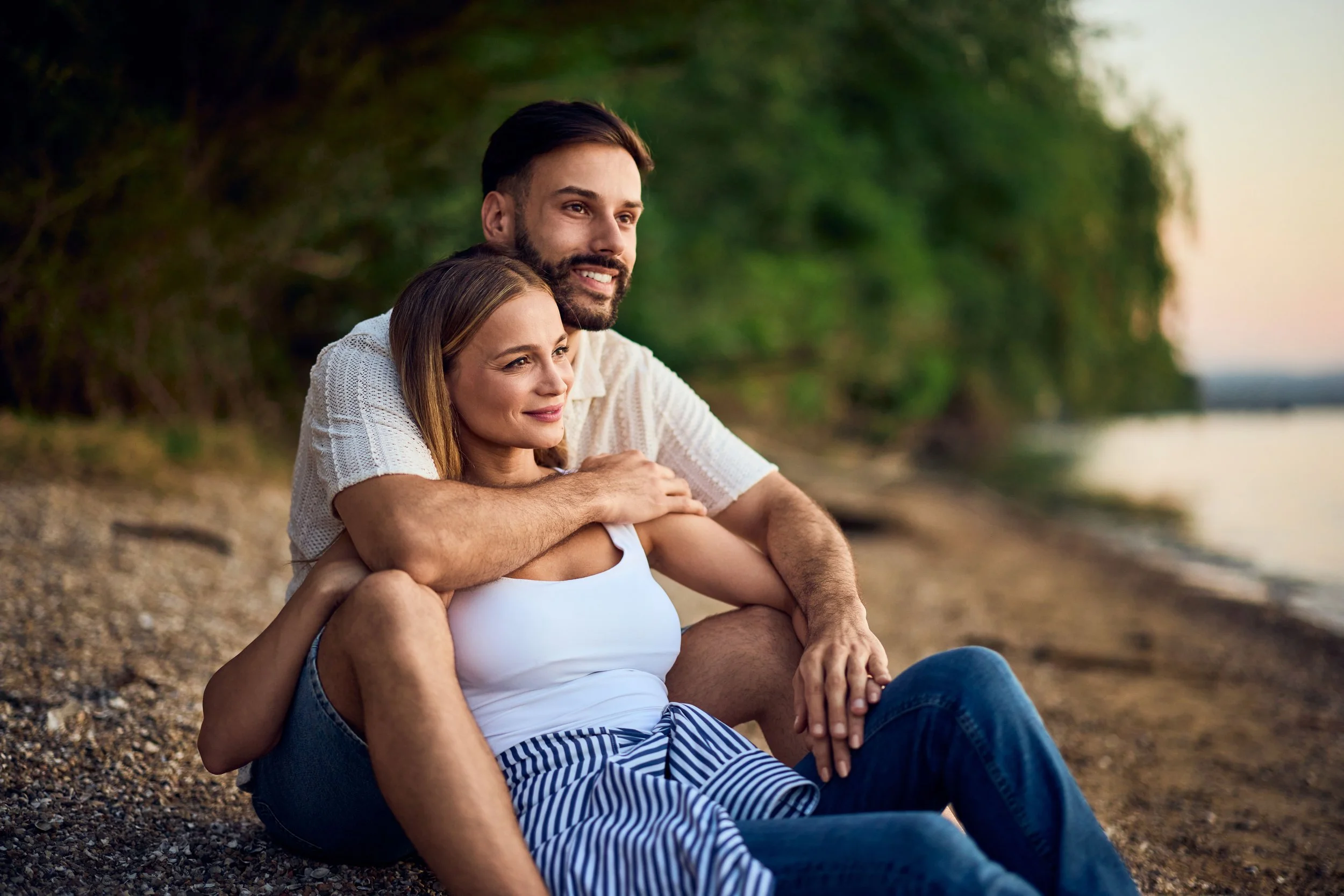 two-lovers-sitting-and-hugging-by-the-lake-enjo-2025-12-08-22-19-55-utc.jpg