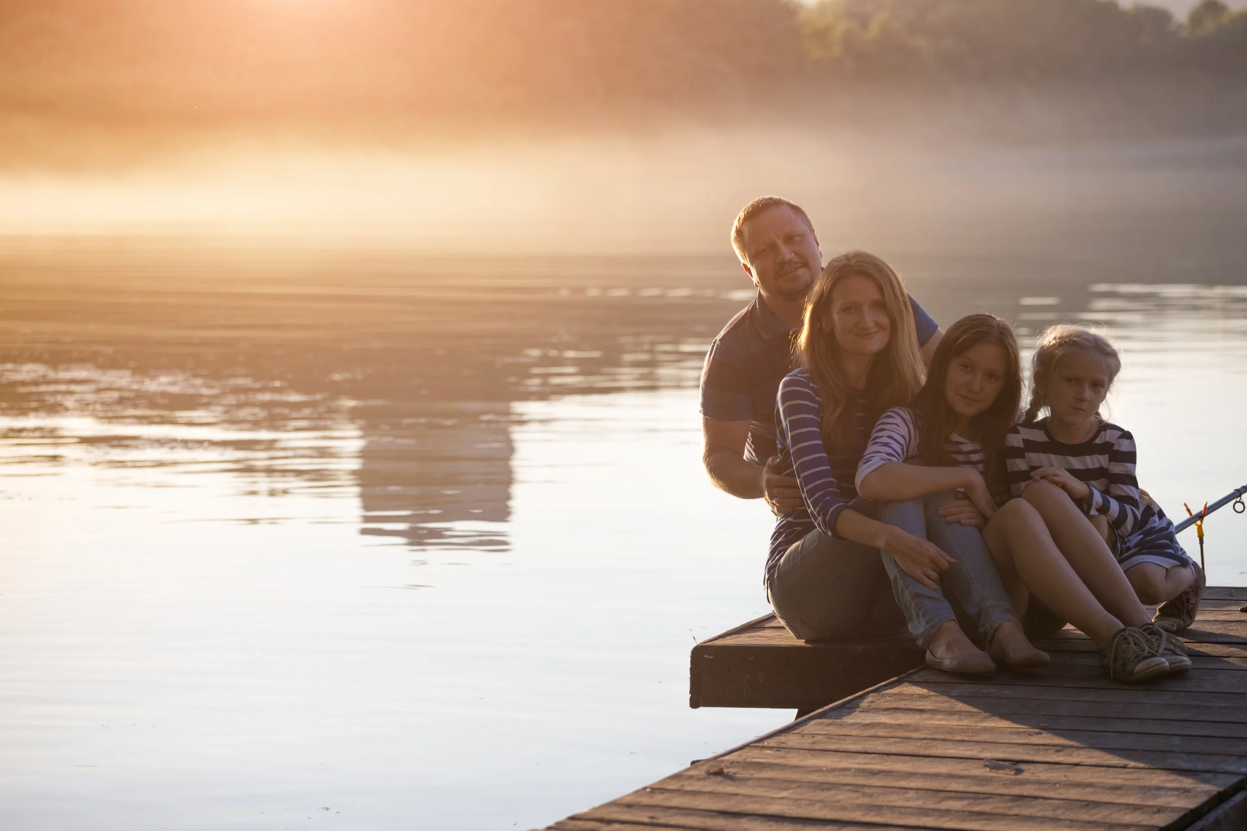 happy-family-sitting-on-the-pier-of-the-dnieper-ri-2025-10-15-20-48-44-utc.jpg
