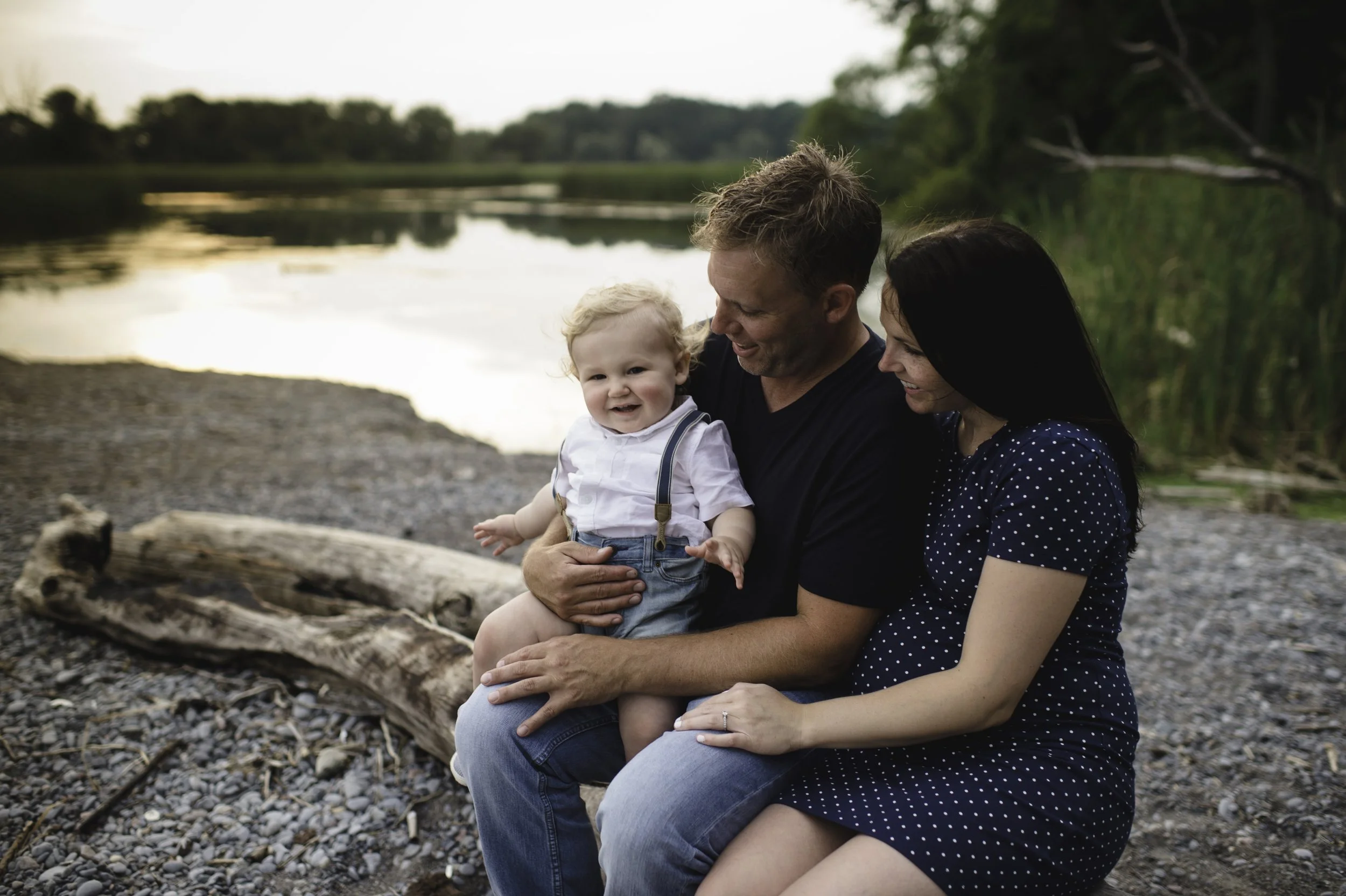 pregnant-couple-sitting-on-beach-log-with-male-tod-2025-04-03-15-35-24-utc.jpg