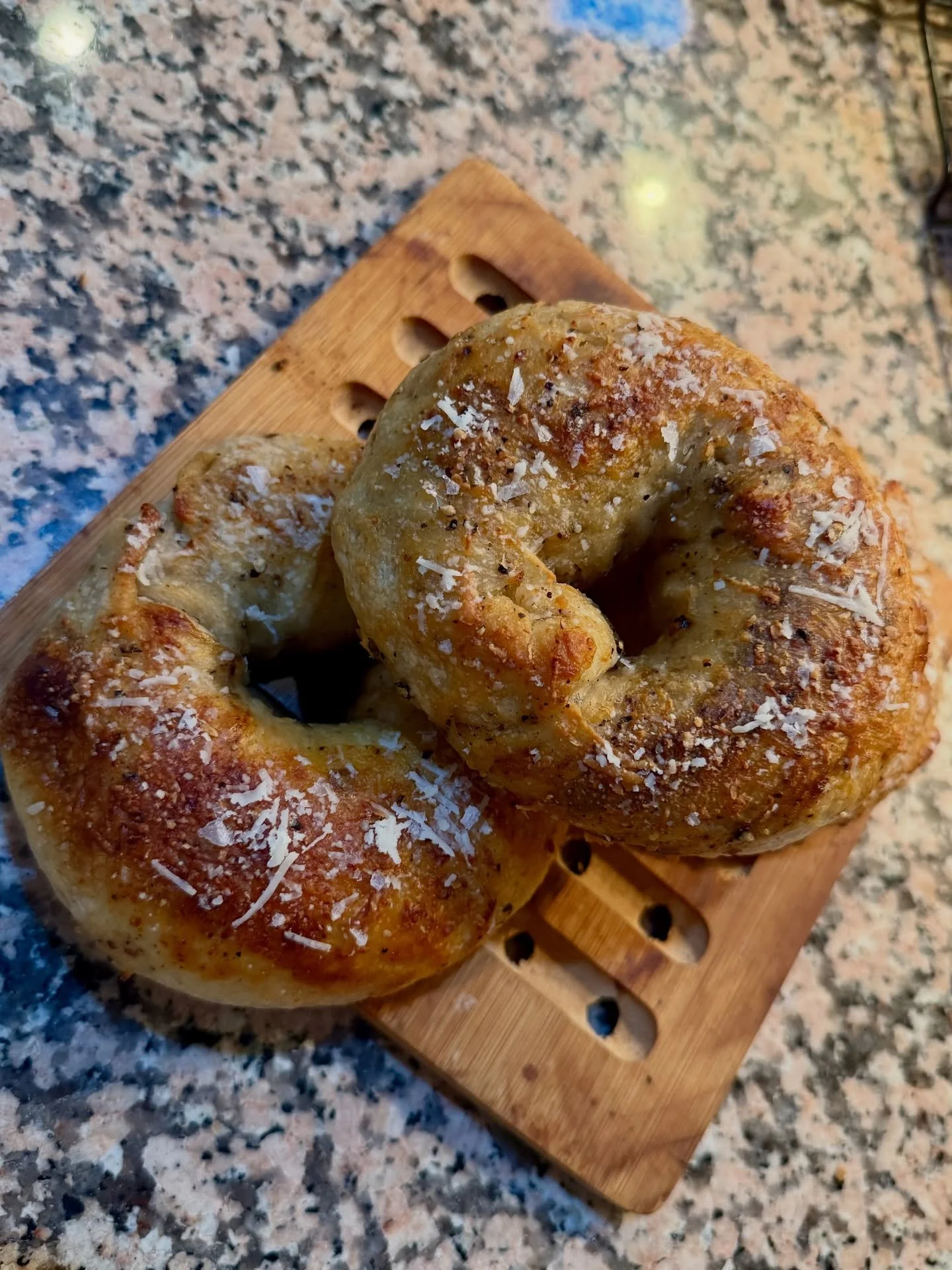 Warning: these may ruin plain bagels forever.

Introducing Cacio e pepe bagels 🥯✨

Freshly cracked black pepper with freshly grated pecorino romano cheese to make this the main character for any breakfast 

#flourstormbakery #cacioepepe❤️ #sourdough