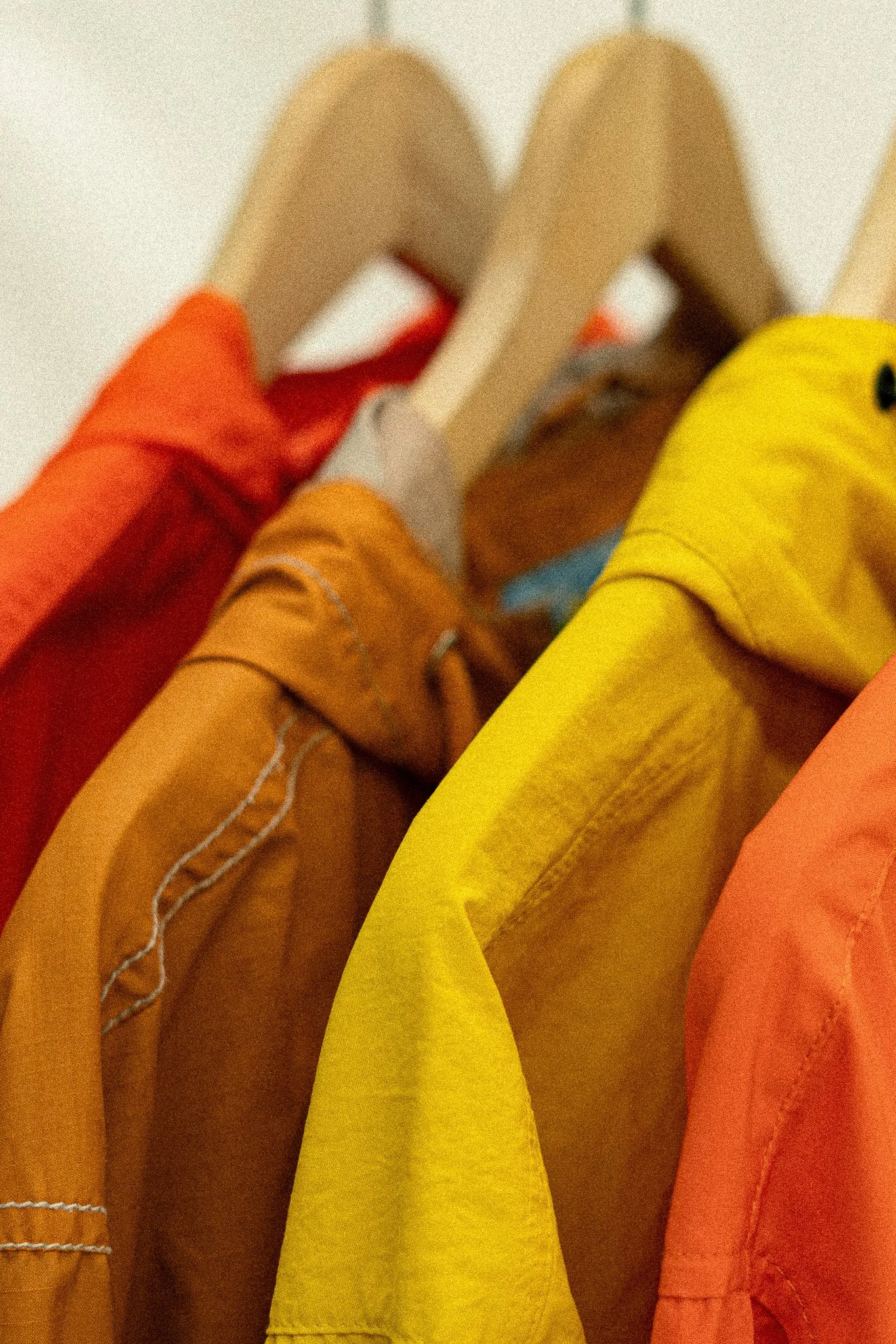 Vêtements colorés suspendus sur une chaise.