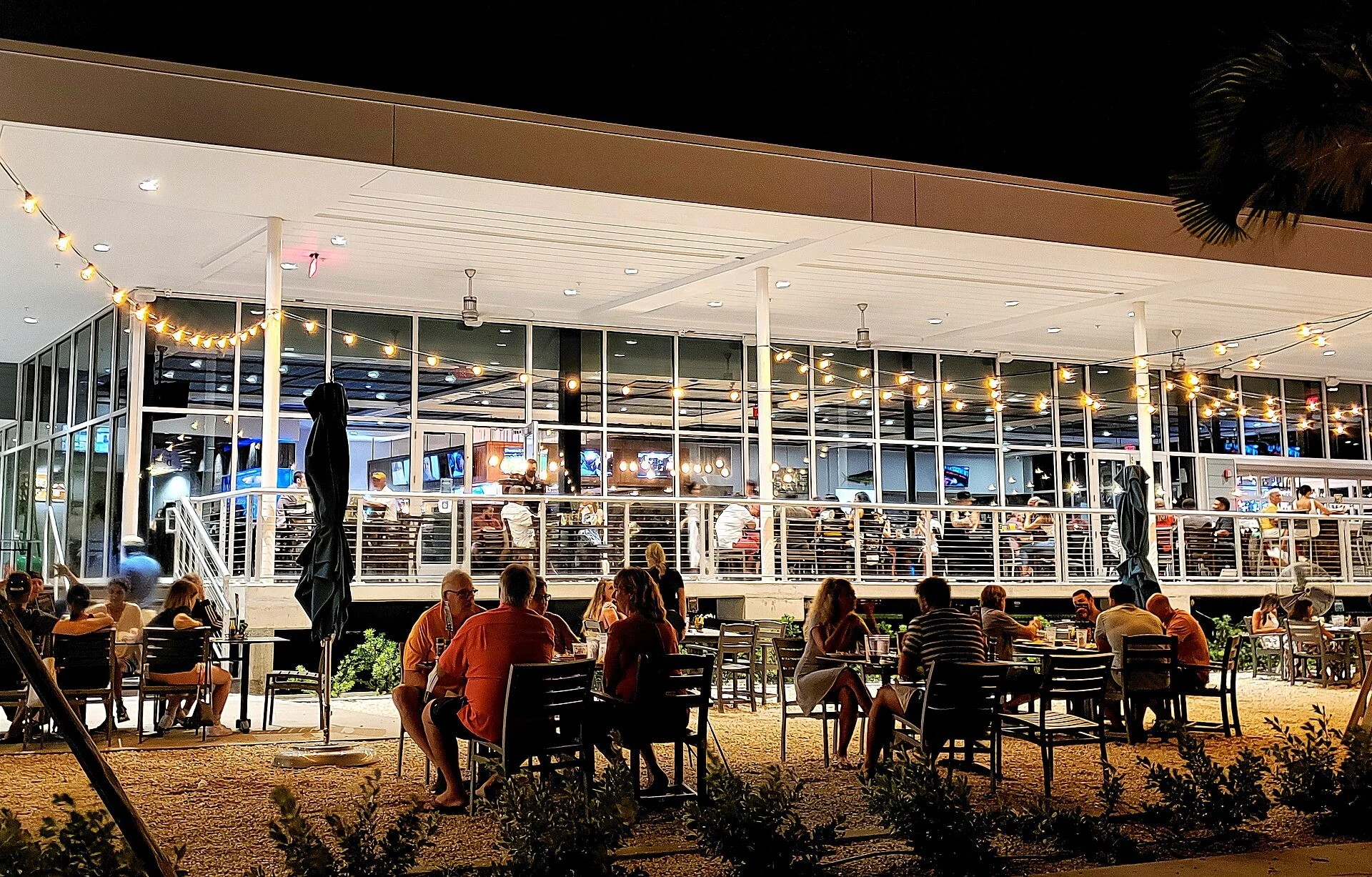 Evening outdoor dining scene in St. Petersburg, Florida