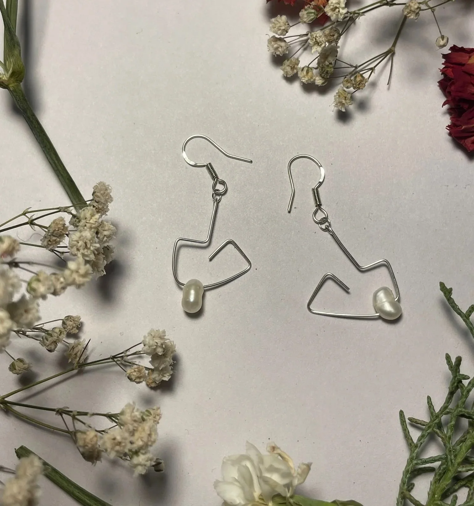 Wire Feature Pearl Earrings