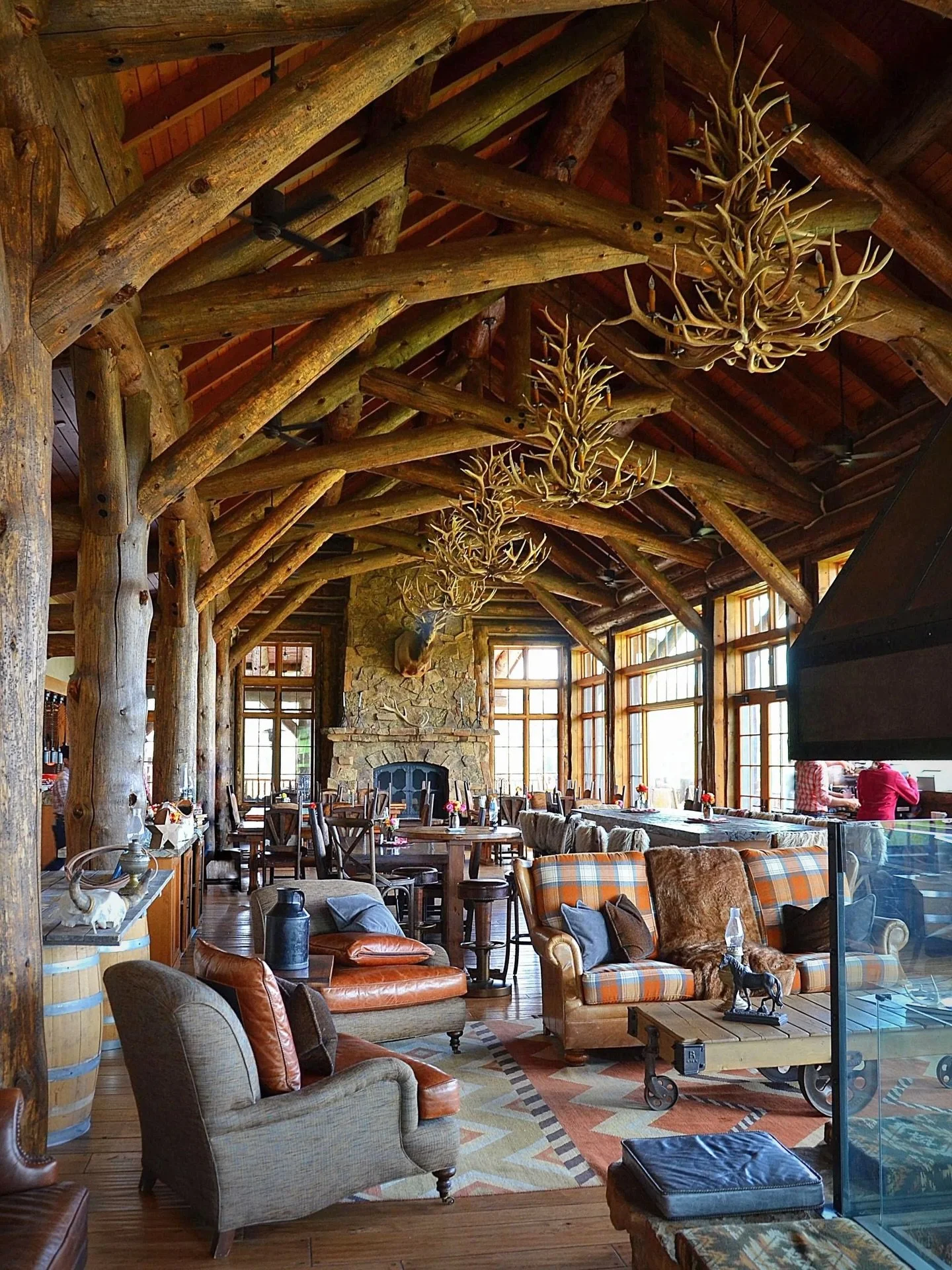 Wyoming at your window.

At Brush Creek Ranch, guest rooms open onto wide stretches of land where horses, deer, and pronghorns move freely across the property. Views can also look out over open valleys and mountain peaks, shaping the experience from 