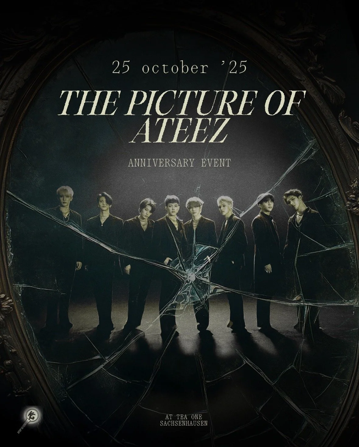 Plakat für das einjährige Jubiläum von The Picture of ATEEZ mit einem Bild der Band vor einem zerbrochenen Spiegel.