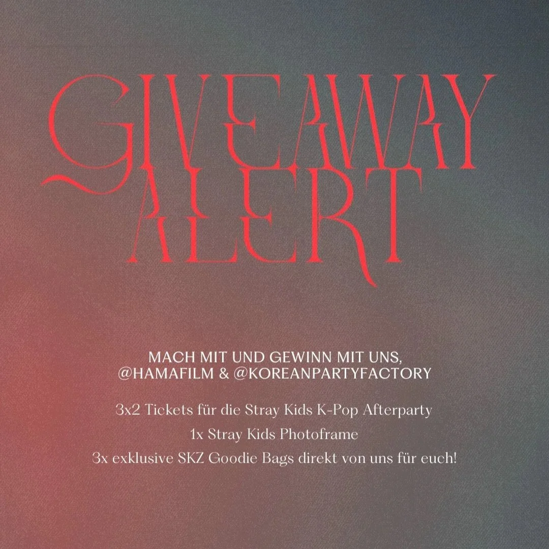 Ein Plakat mit dem Text "GIVE AWAY LIEBT" in großen roten Buchstaben und darunter Informationen zu einem Gewinnspiel für Tickets, ein Photoframe und Goodie Bags bei einer Stray Kids K-Pop Afterparty, bereitgestellt von HAMAFILM und KOREANPARTYFACTORY.