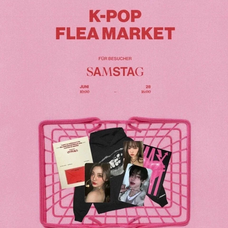 Pinkes Poster mit rotem Text für einen K-Pop Flohmarkt am Samstag, mit einem Einkaufswagen, darin Fotos, Kleidung und Flyer.