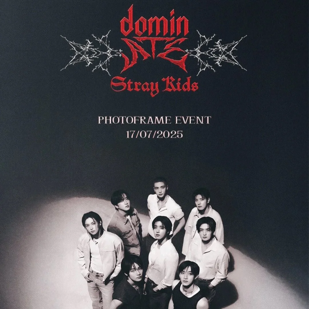 Poster für ein Fotografie-Event der Band Stray Kids am 17. Juli 2025, mit einer Schwarz-Weiß-Gruppe-Bild der Bandmitglieder.