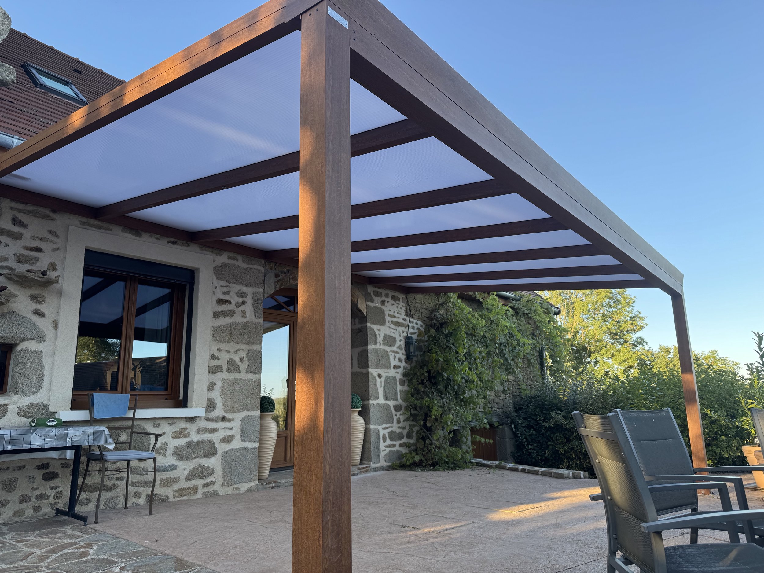 Pergola adossée en aluminium imitiation bois