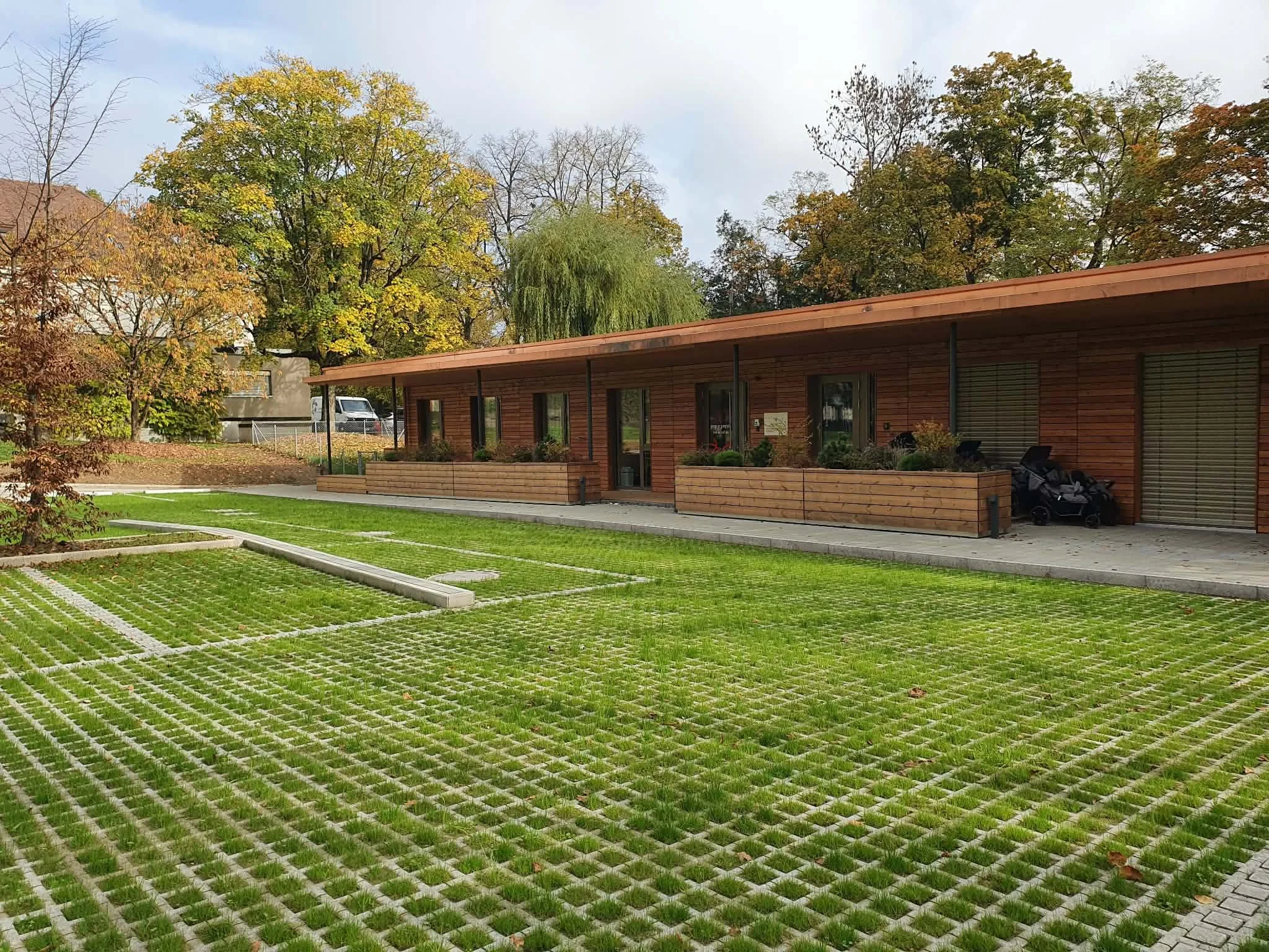 Pose de grille de gazon pour parking d'une crèche