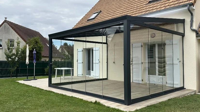 Pergola adossée totalement vitrée et fermée