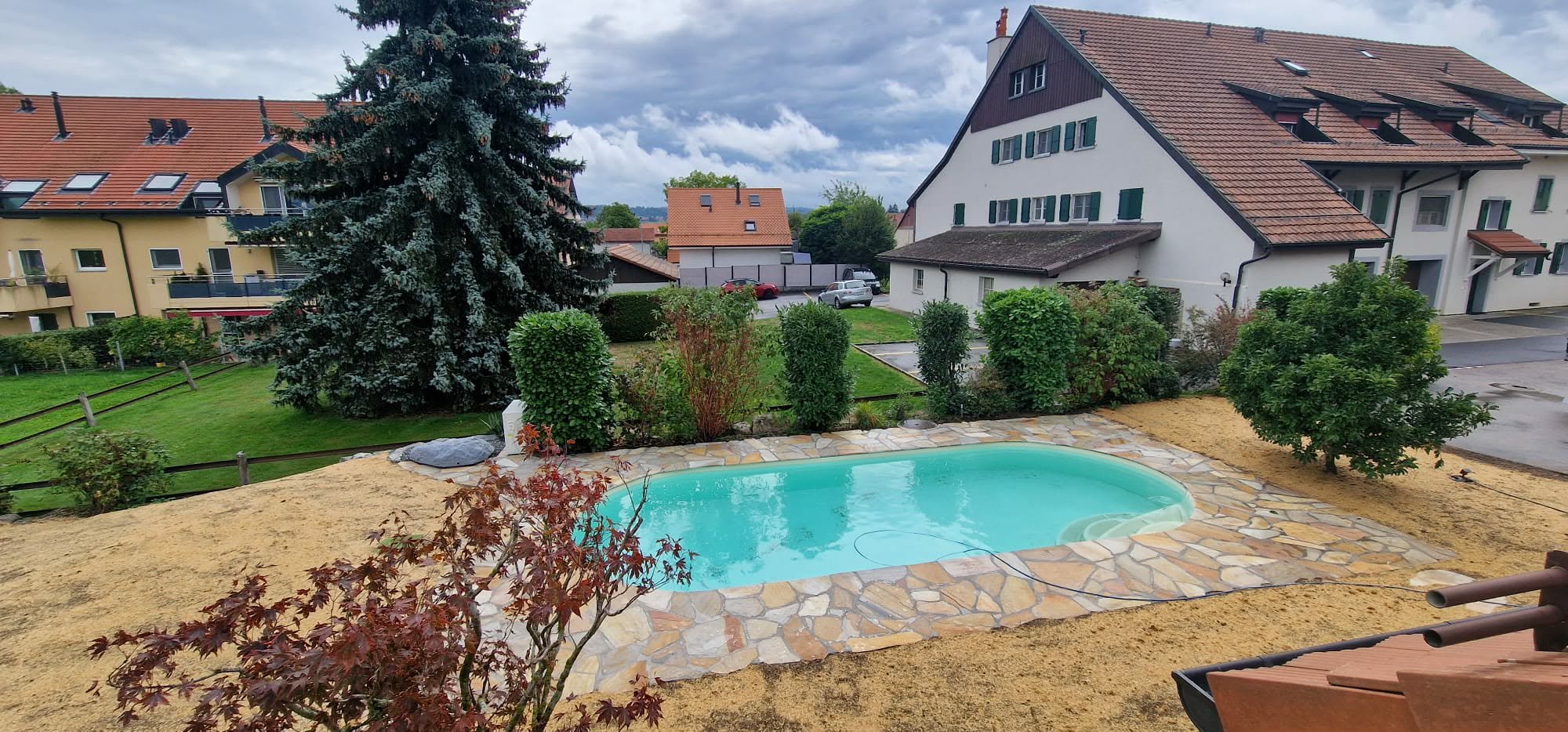 Construction d'une piscine + Aménagement en pierre naturelle + Engazonnement