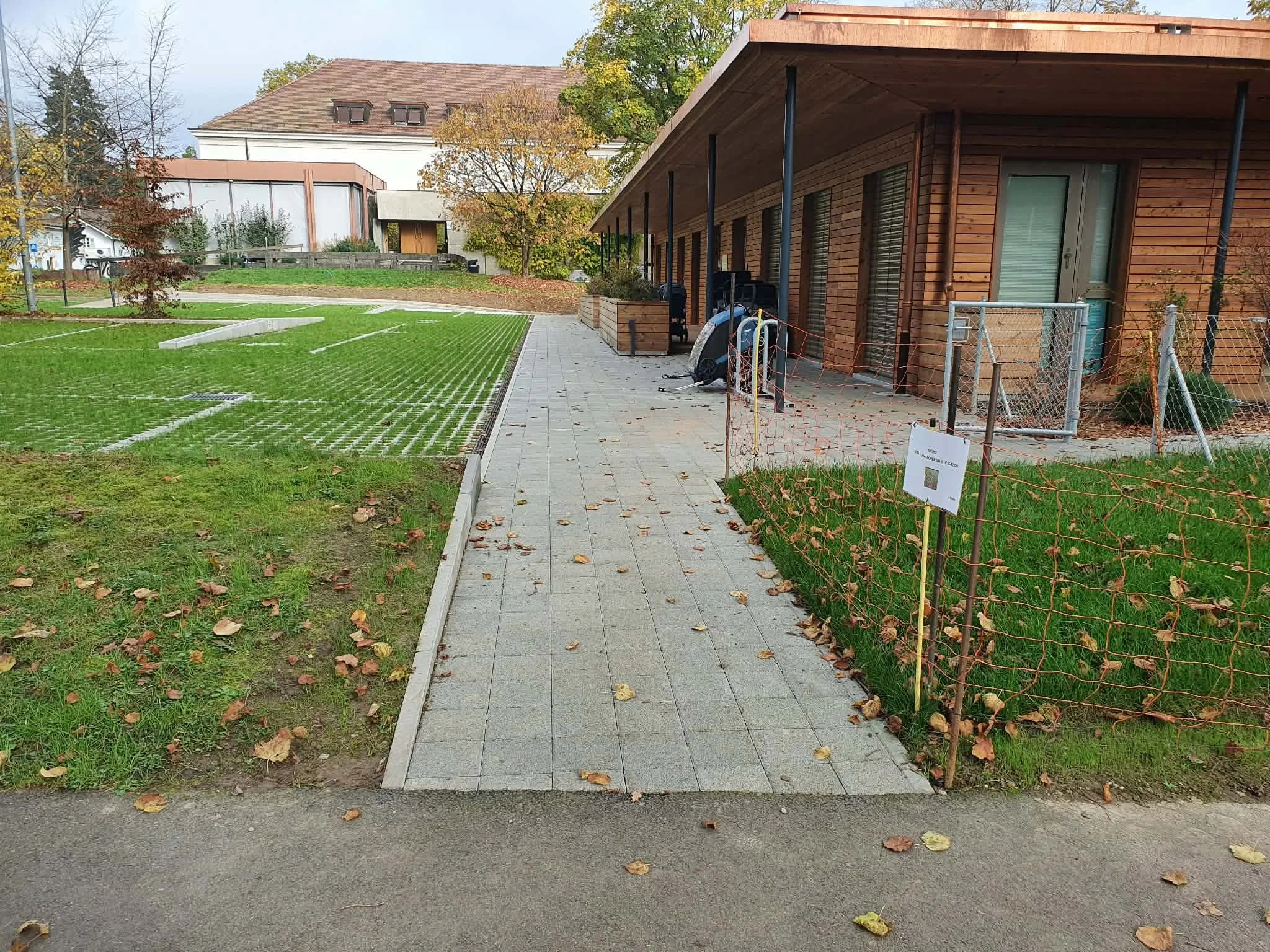 Allée pavé ceinturée de bordures en béton