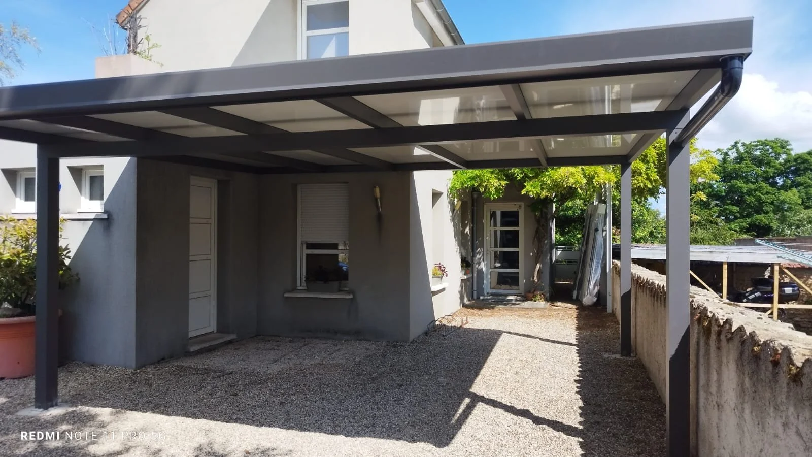 Pergola adossée sur-mesure en fonction des contraintes de la maison