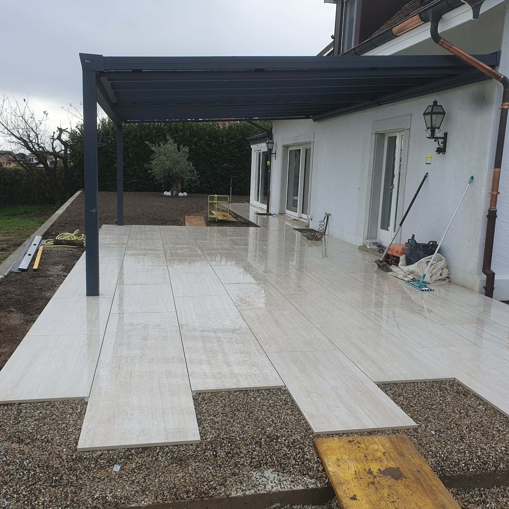 Terrasse en grès cérame + Pose d'une pergola ancrage dans plot béton
