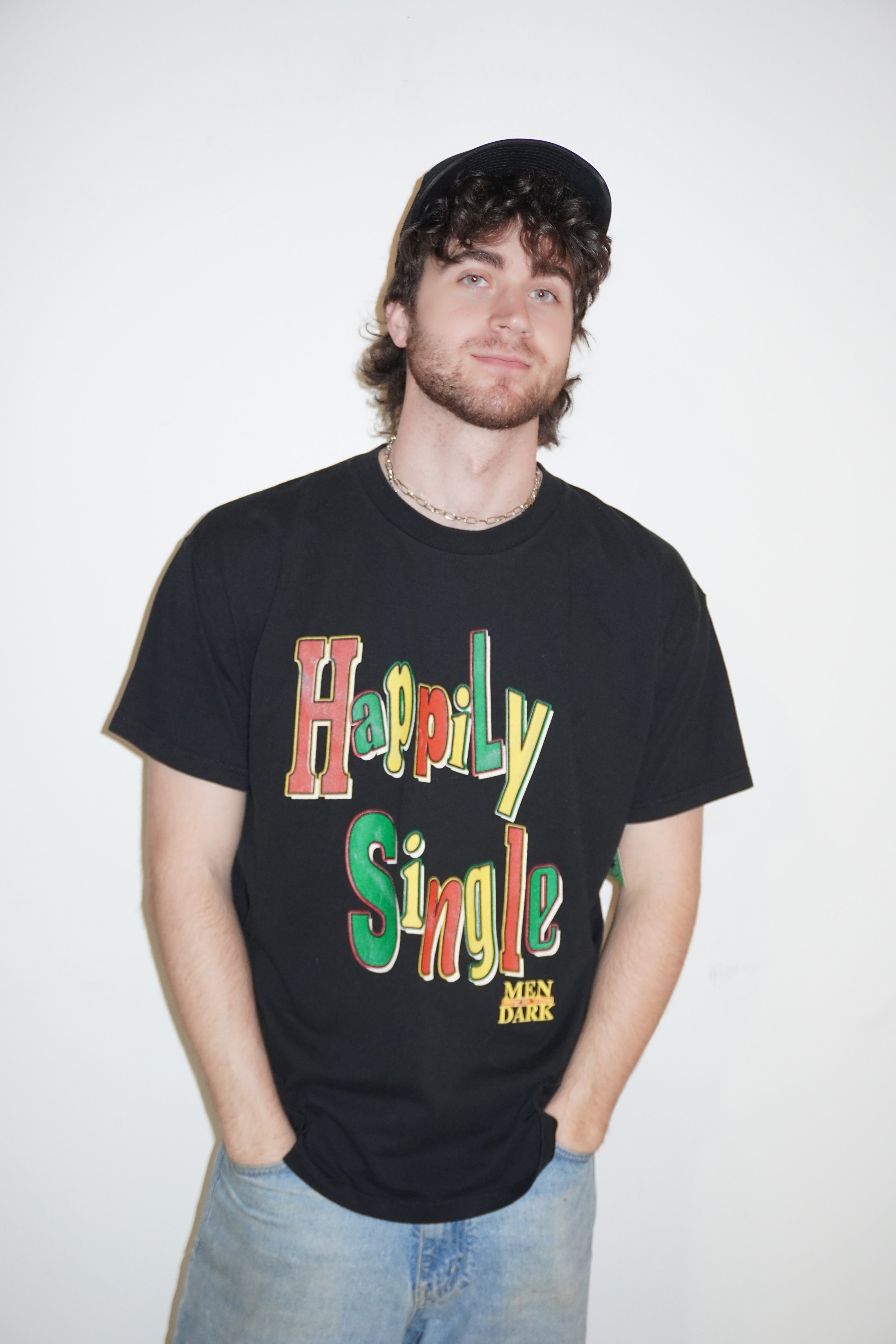 happily single black novelty tee
