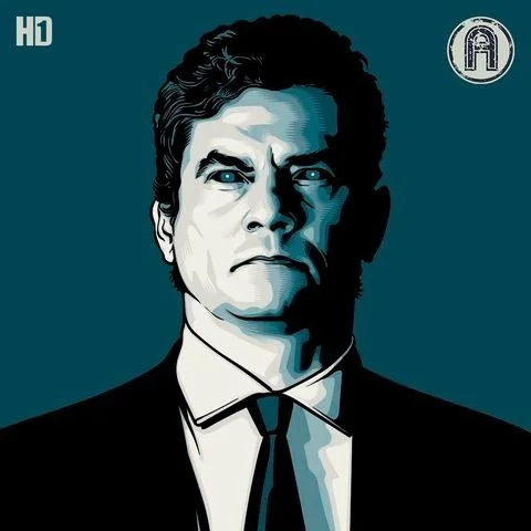Ilustração de Sergio Moro em fundo azul, com tons de preto, branco e cinza, com expressão séria e altiva, vestindo terno e gravata. Capa de O Código do Russo.