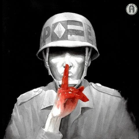 Ilustração em preto e branco de soldado fazendo gesto de silêncio, colocando o dedo indicador diante da boca, com as mãos sujas de sangue (única parte da imagem em colorido, vermelho vivo). Capa da primeira temporada de Cálice: O caso José Jobim.