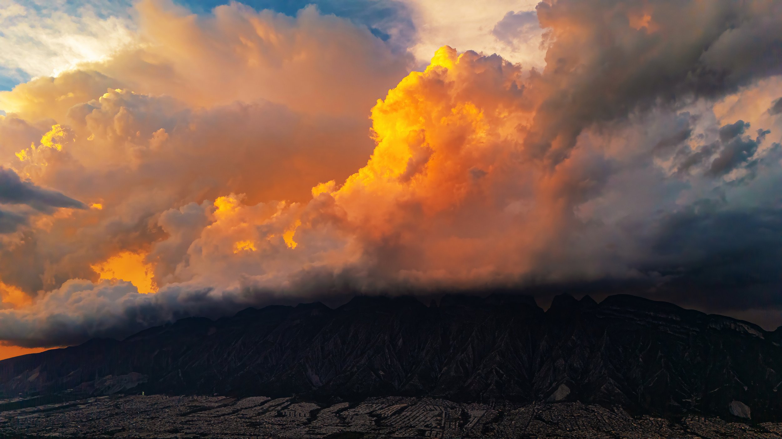 Mitras bajo fuego.jpg