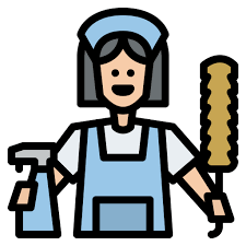 Mujer con uniforme de limpieza, sosteniendo una esponja y un spray de limpieza