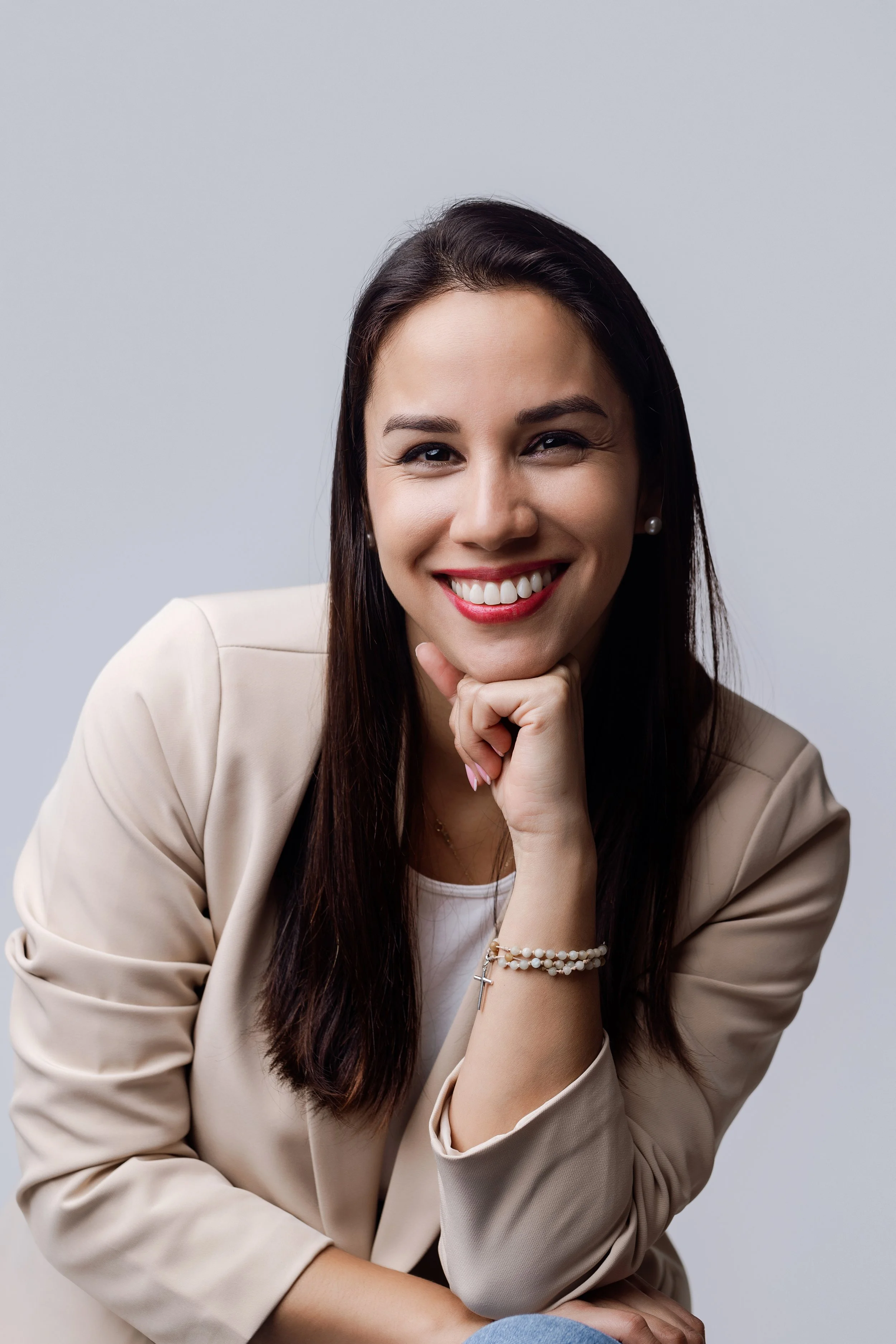 Chefy Aguayo, educadora y coach emocional, acompañando procesos personales y familiares desde una mirada consciente.