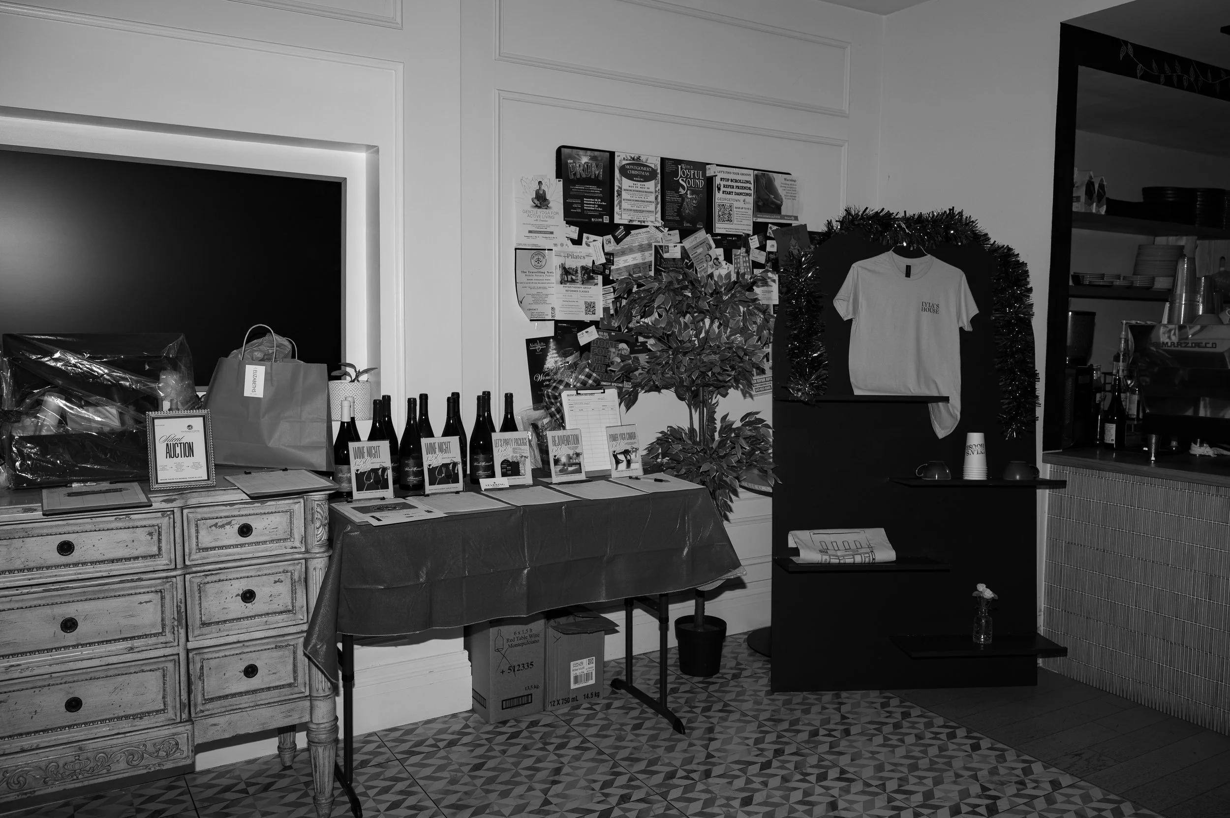 michaelpierogphotography_WomensShelterFundraiserB&W-006.jpg