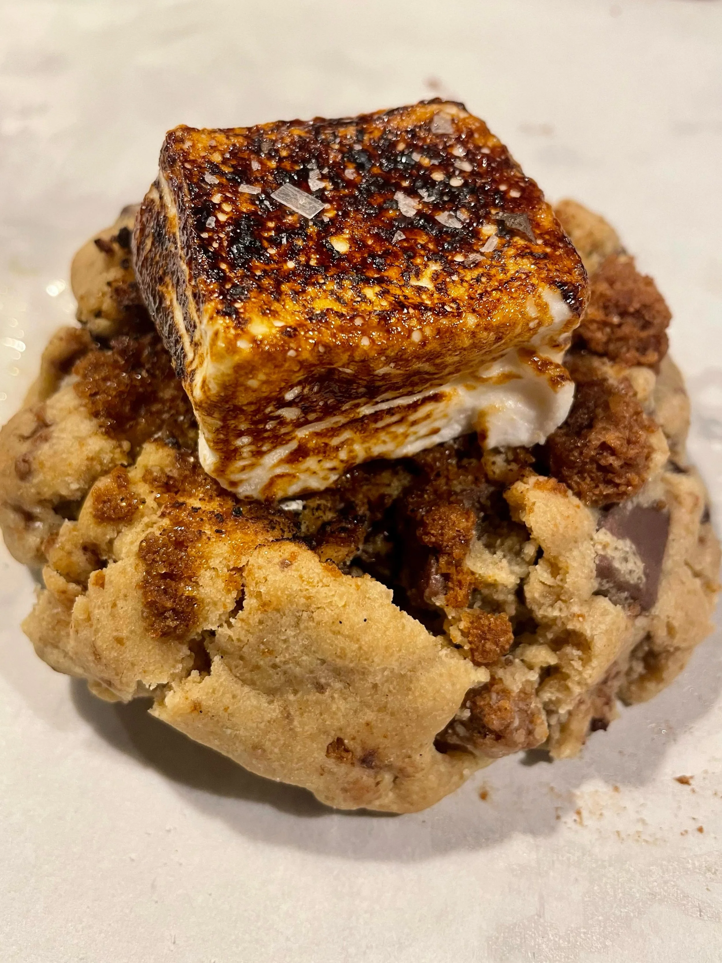 🍪Elevated S&rsquo;mores Cookie🍪
This cookie has it all! A mix of milk and dark chocolate, house made graham cracker crumble, topped with a toasted, house made marshmallow and finished with smoked salt. 
✨Very limited quantity today!
#bakery #cottag
