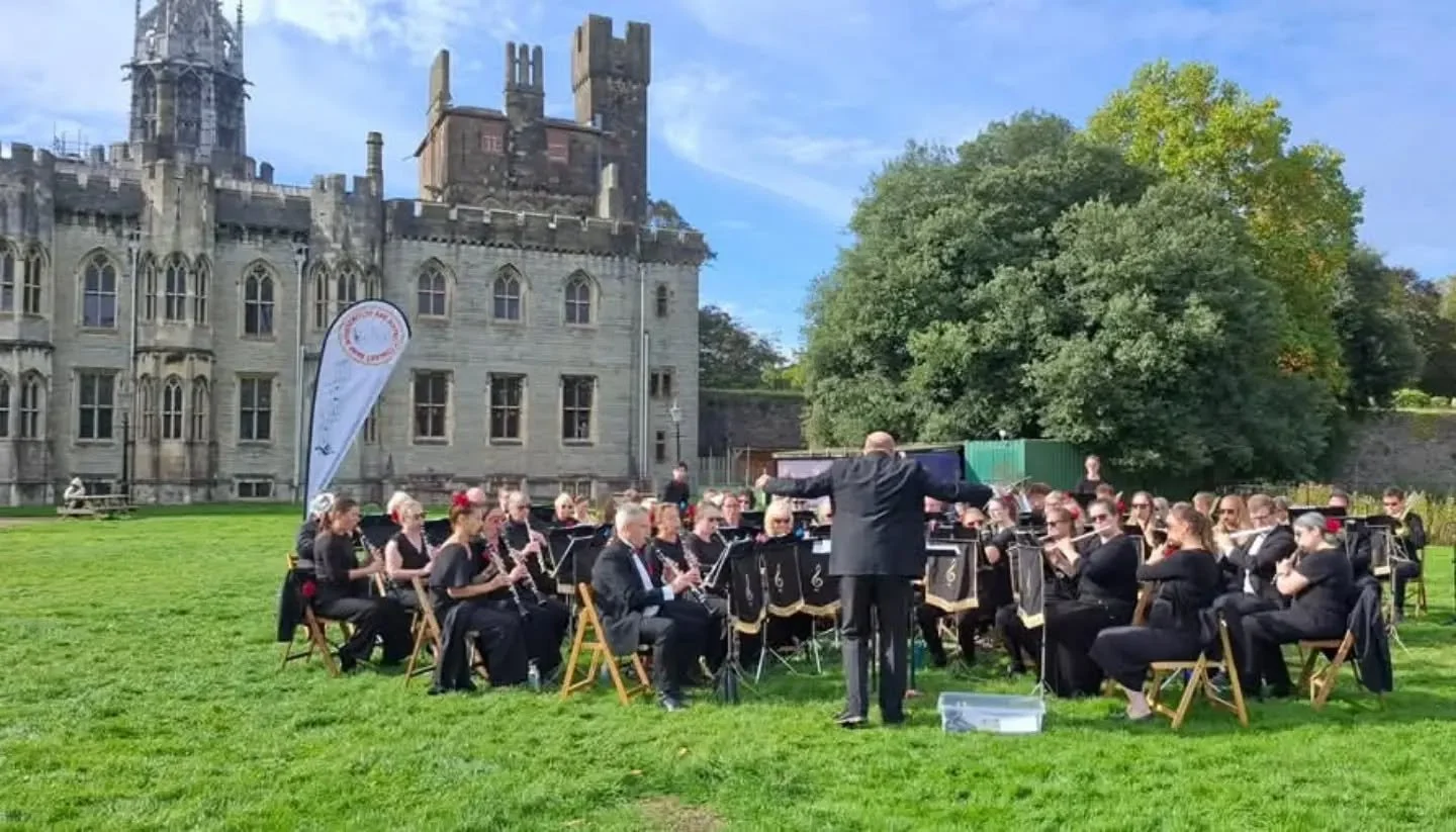 Our last performance of the tour, and the sun came out for us! What a beautiful setting to play in! Thank you so much for having us @cardiff_castle 

#cardiff #bandsontour #octoberoutdoorgig #octobersunshine #wales